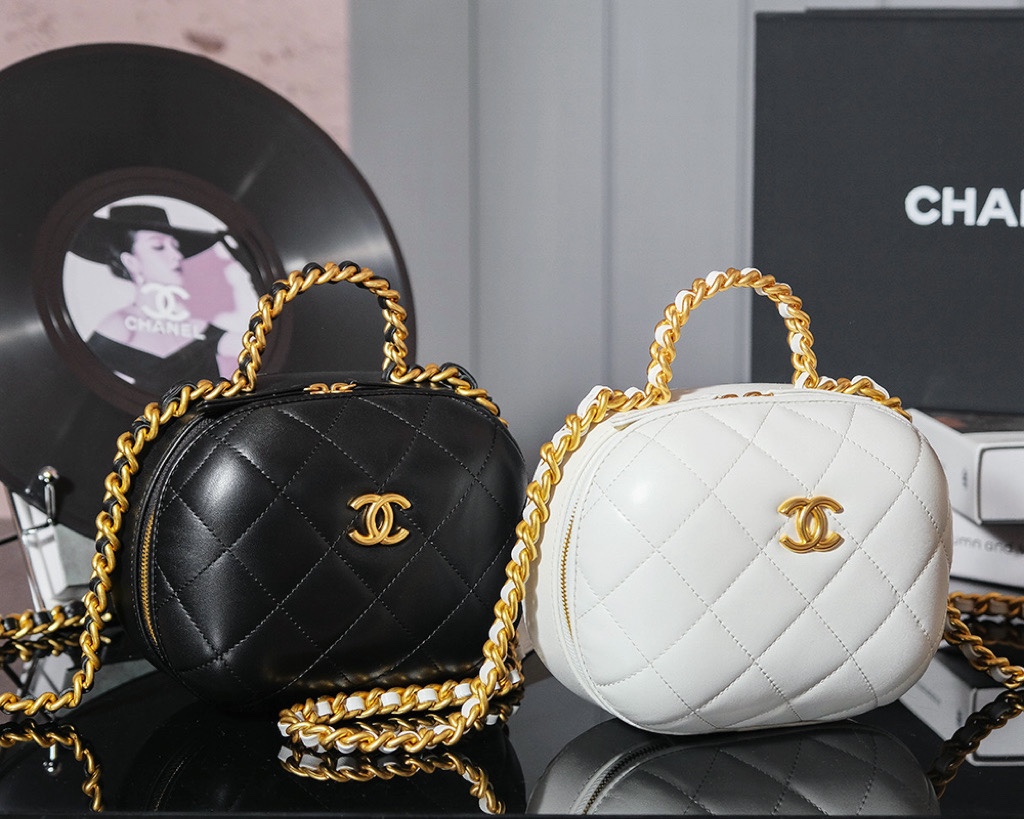 TOP CHANEL Lambskin Quilted Small CC Bubble Vanity Case Bag 13.5x16.5x10.5 cm - 2 Colors
