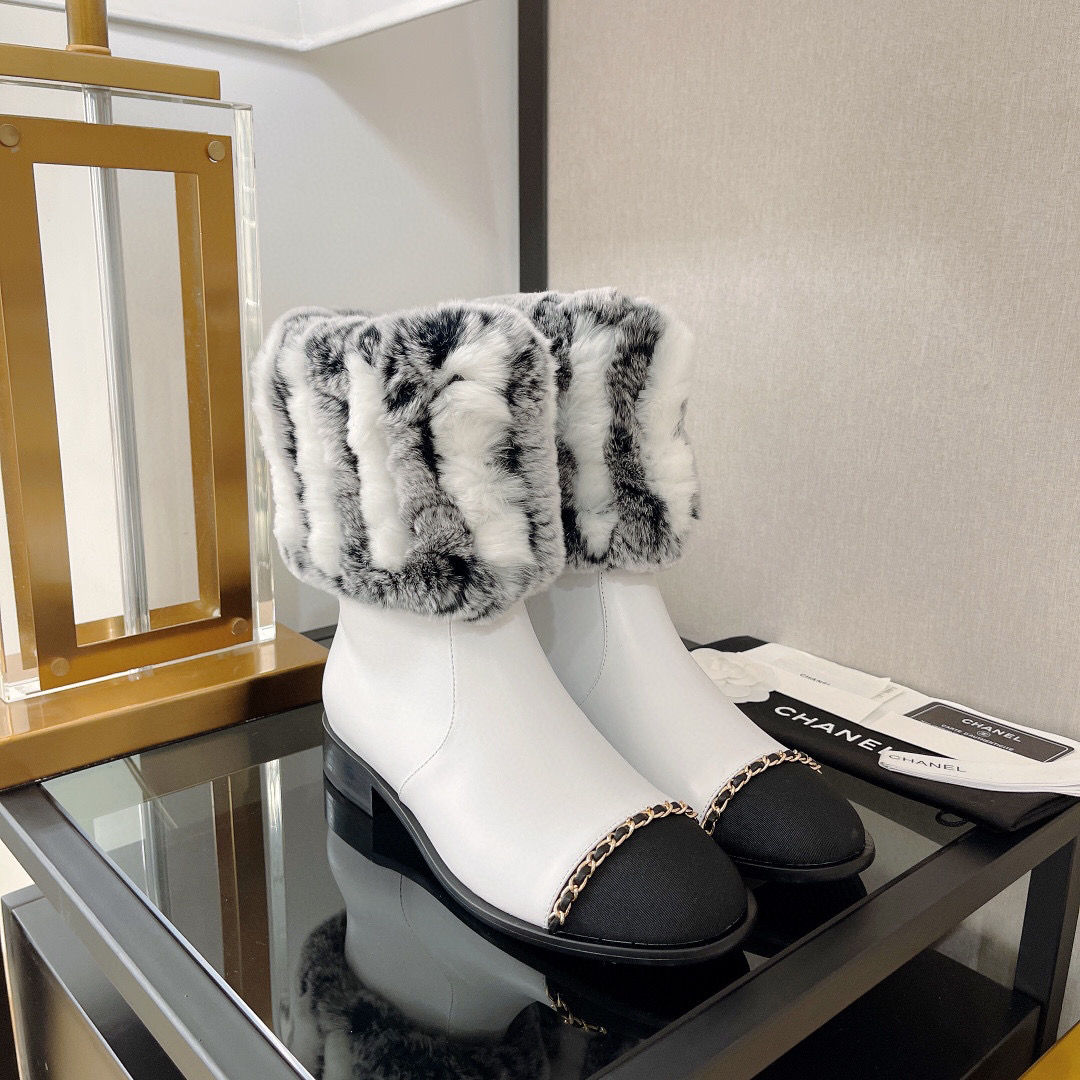 TOP CHANEL Lambskin Boots with Rabbit Fur Sleeve - White