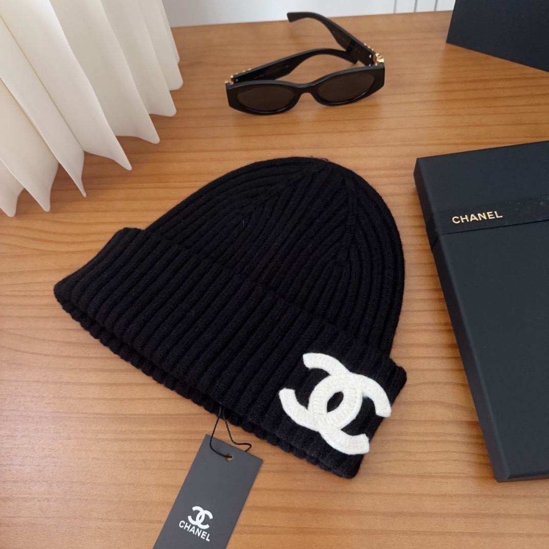 TOP CHANEL Knitted  Hat - Black