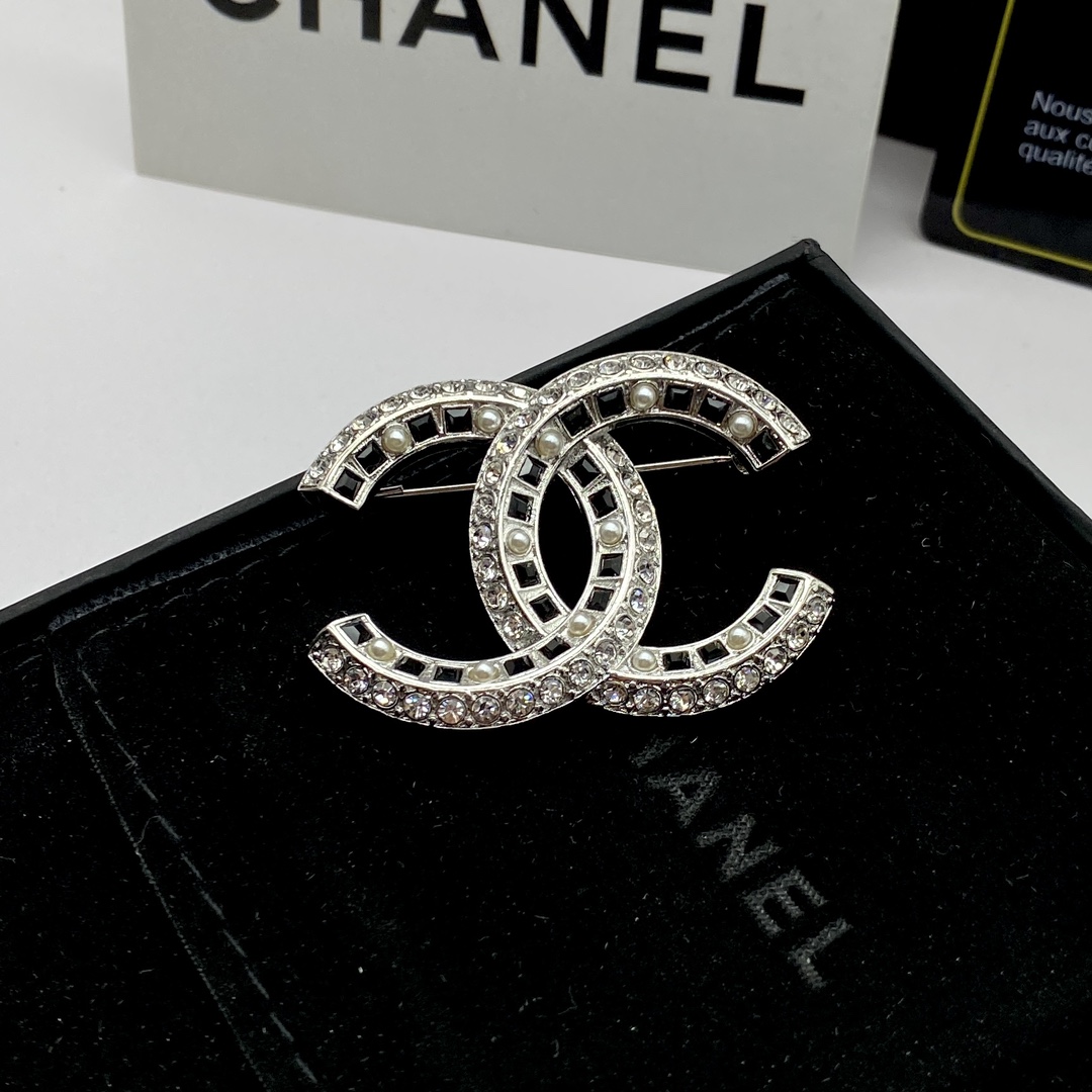 TOP CHANEL Brooch Collections