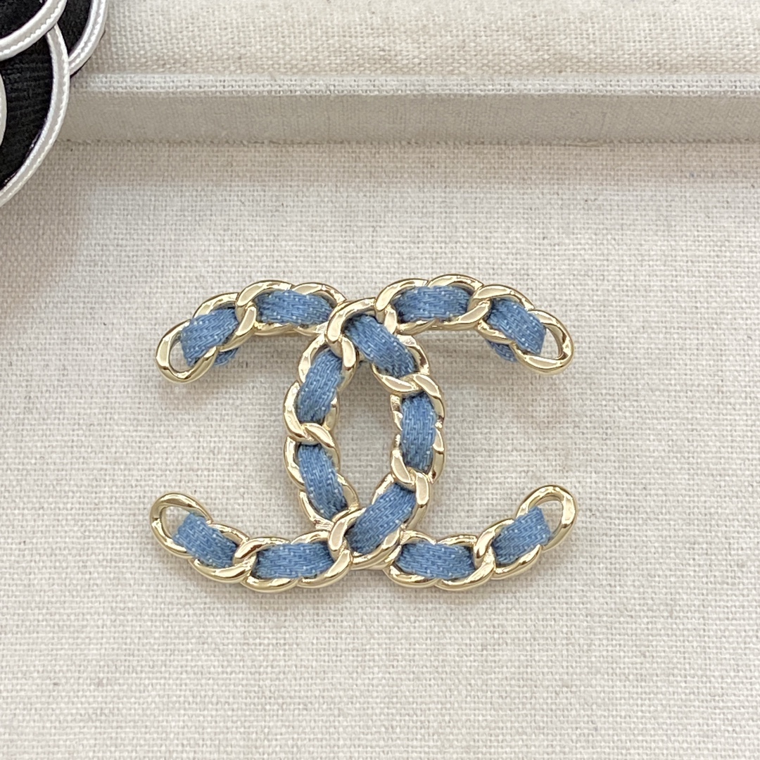 TOP CHANEL Brooch - Gold & Blue