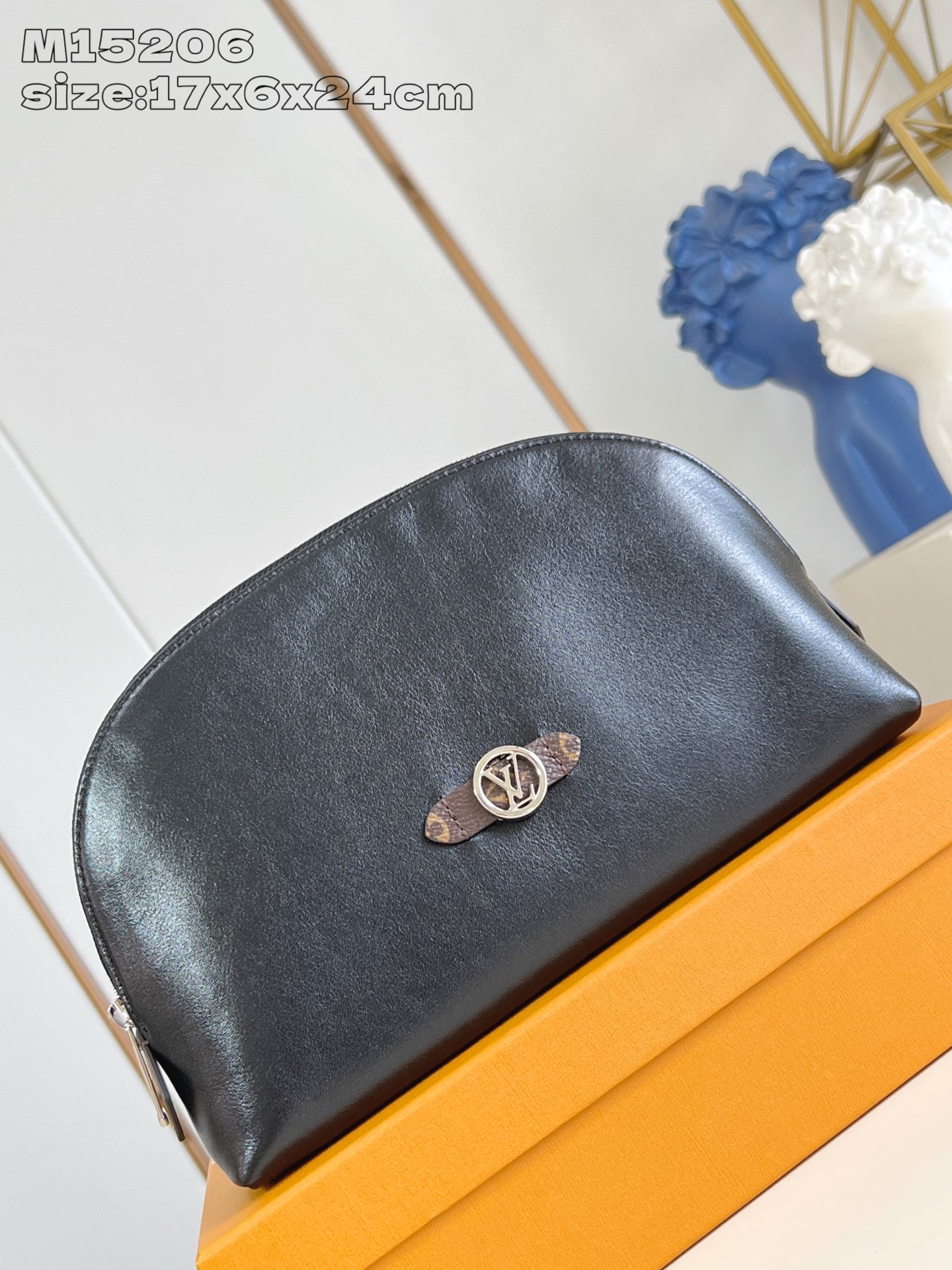 TOP Louis Vuitton LV Pochette Cosmétique Cosmetic Bag 17 x 6 x 24 cm - Black