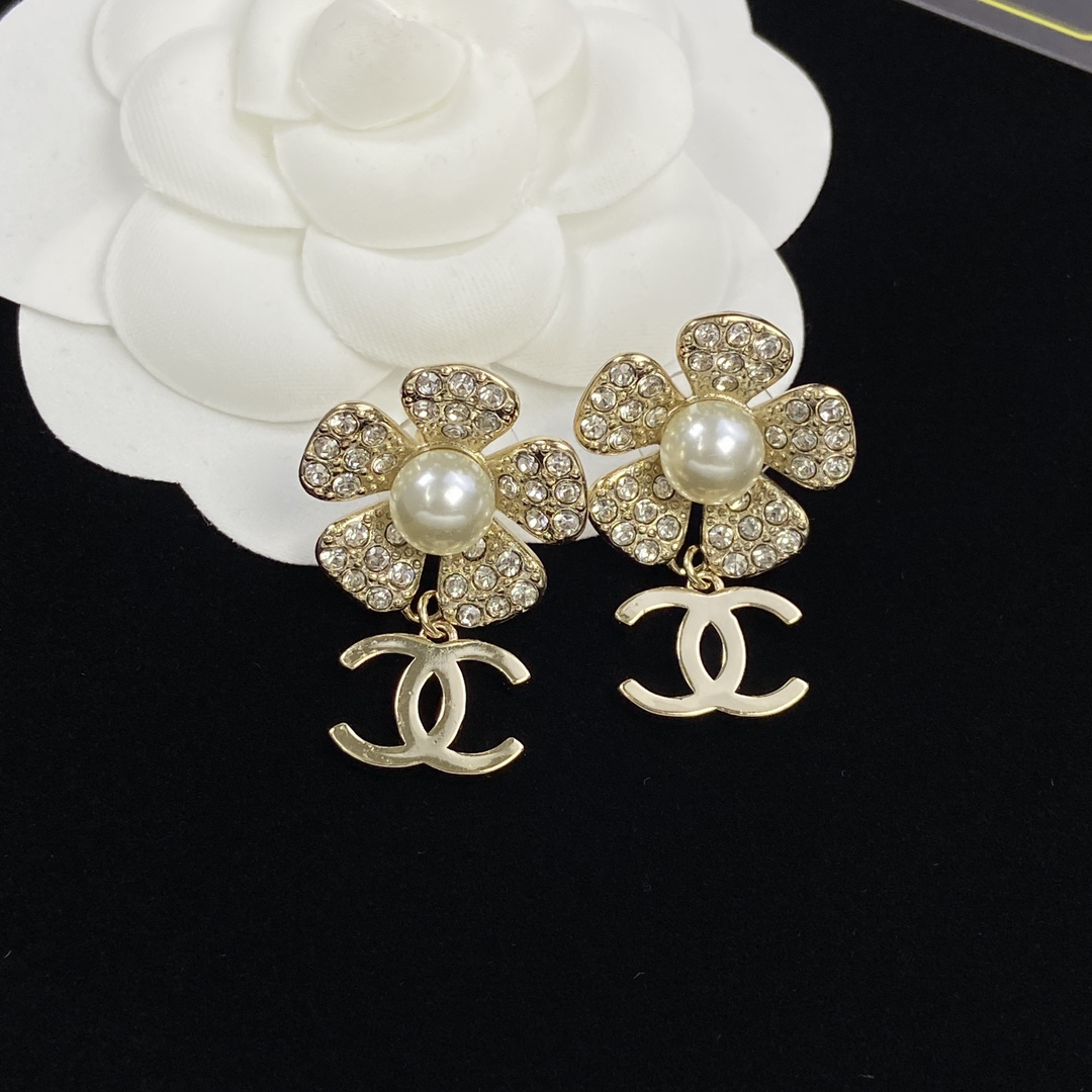 TOP CHANEL Metal Flower Pearl/Diamond Earrings - Gold