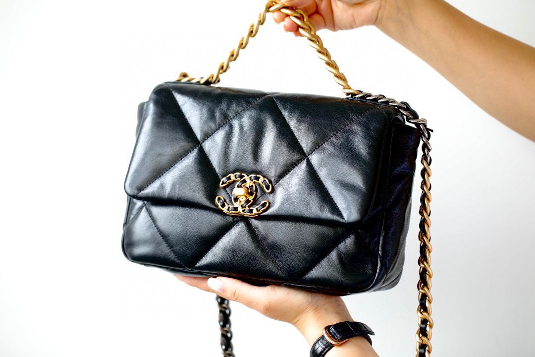 TOP CHANEL 19 Bag in Goat Skin Small 26cm- Black w GHW