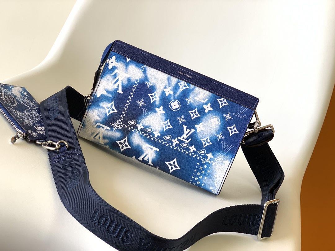 TOP Louis Vuitton LV  Gaston Wearable Wallet A Small Handbag - Sky Blue