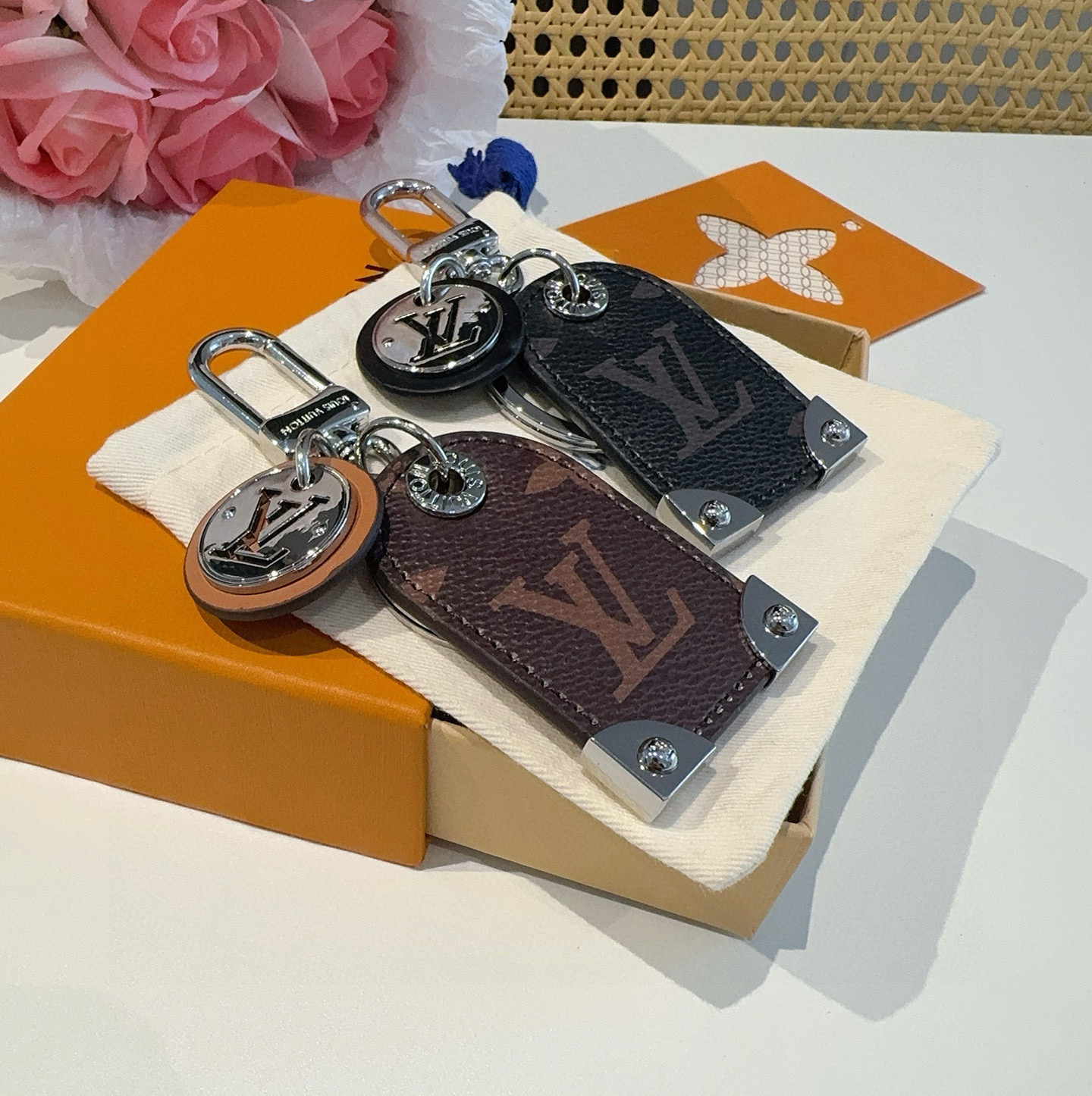 TOP Louis Vuitton LV Key Chain - 2 Colors