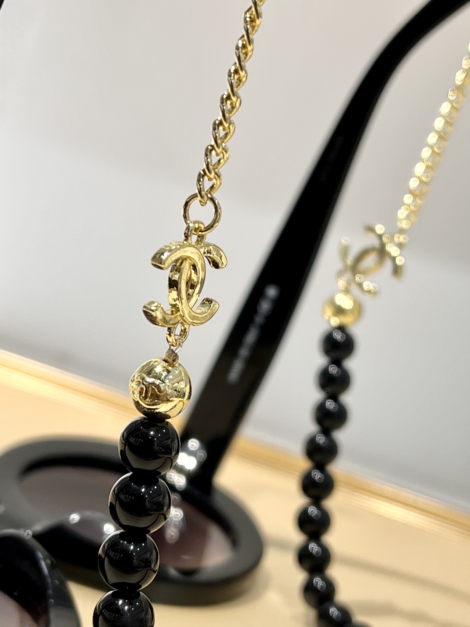 TOP CHANEL Exclusive Chain Hole Notch Buckle Sunglasses