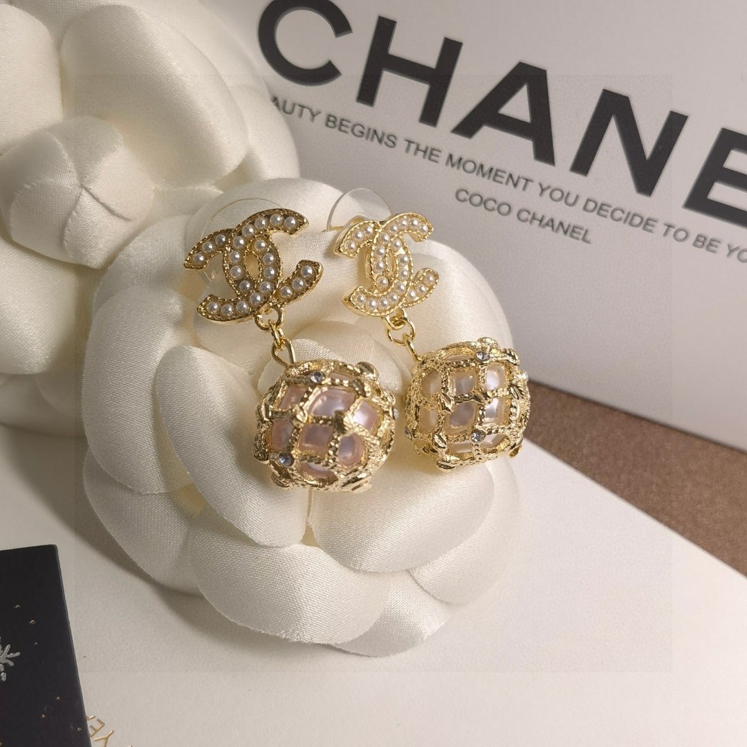 TOP CHANEL Woven Mesh Pearl CC  Earrings