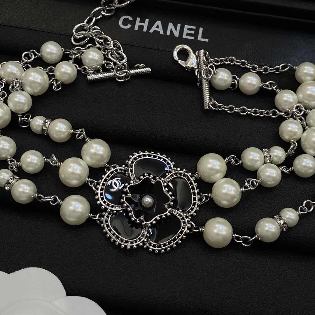 TOP CHANEL Sweater Chain with Pearl and Flower - Silver