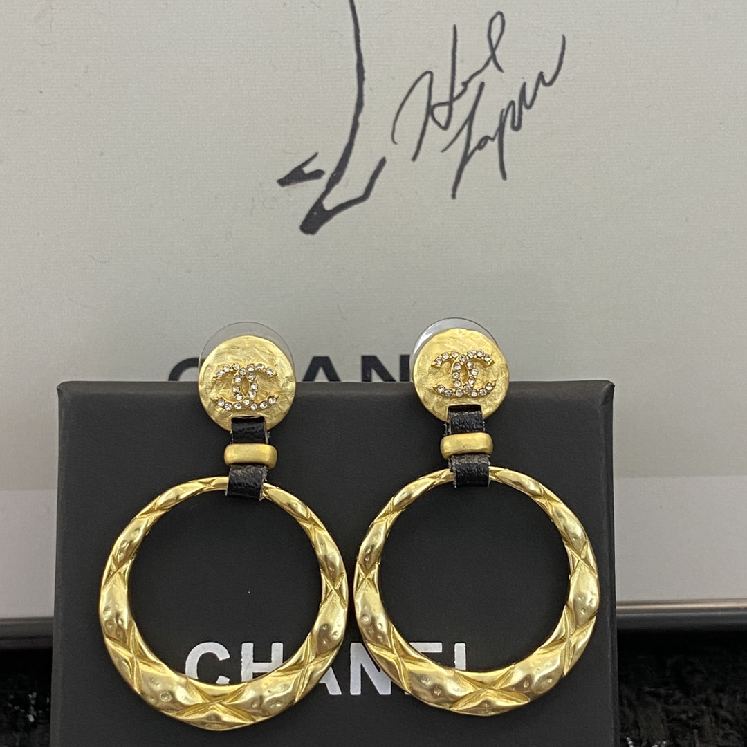 TOP CHANEL Earrings