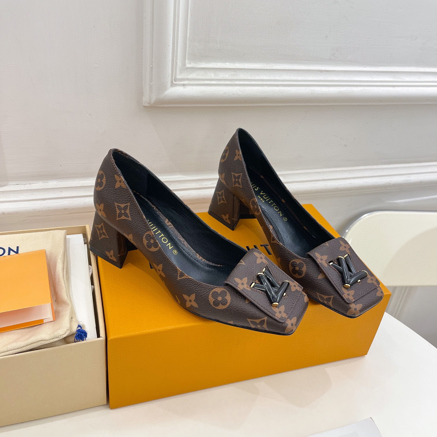 Louis Vuitton LV Trendy Casual Chunky Heels Slide Sandal (Replica)