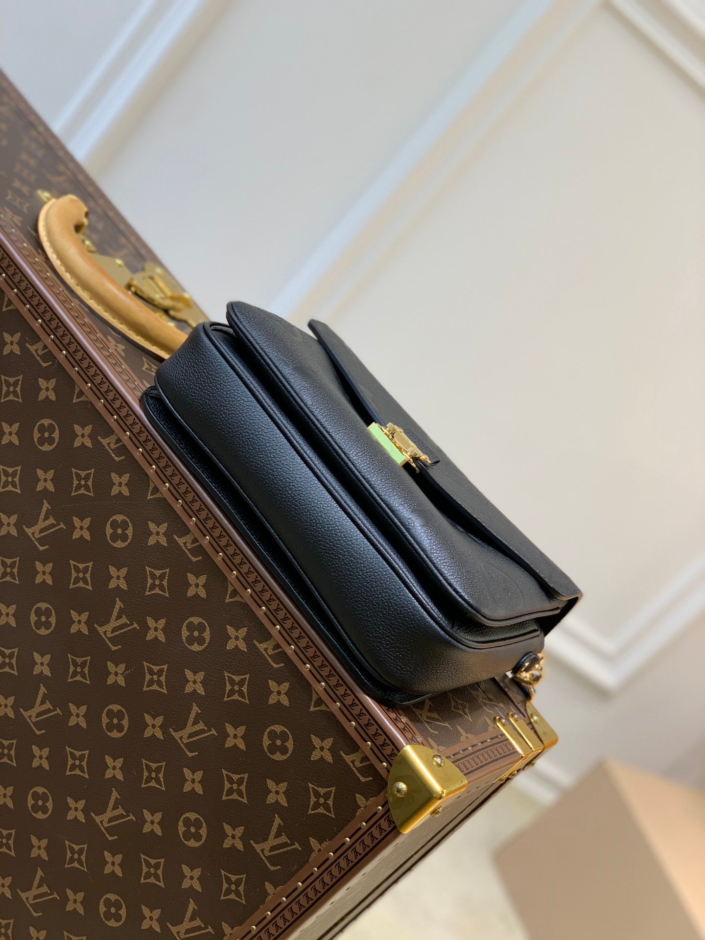 TOP Louis Vuitton LV Empreinte Metis Giant Monogram 25X19X7cm - Black