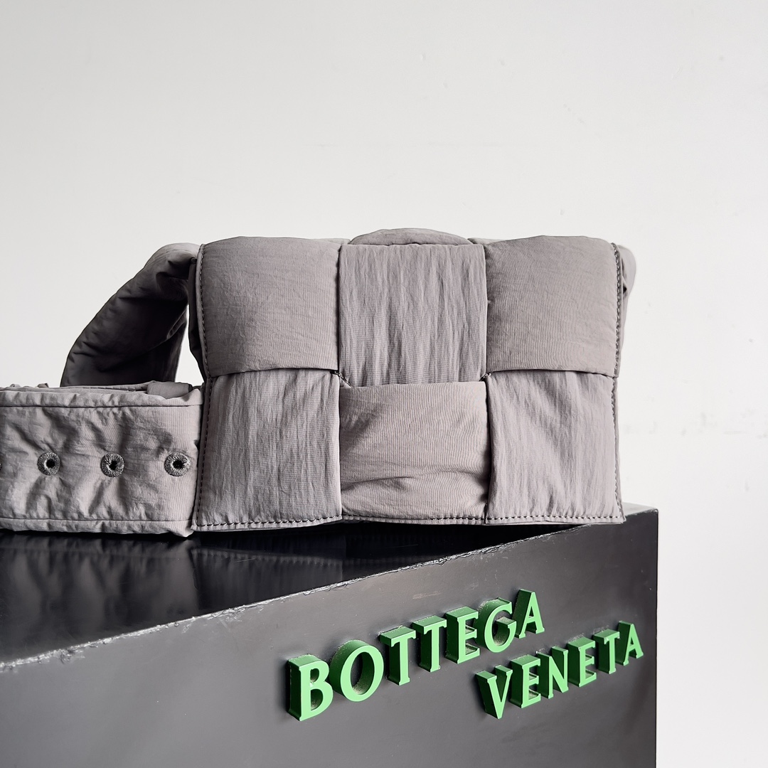TOP Bottega Veneta BV Padded Tech Cassette Bag 23x14x7.5cm - Gray