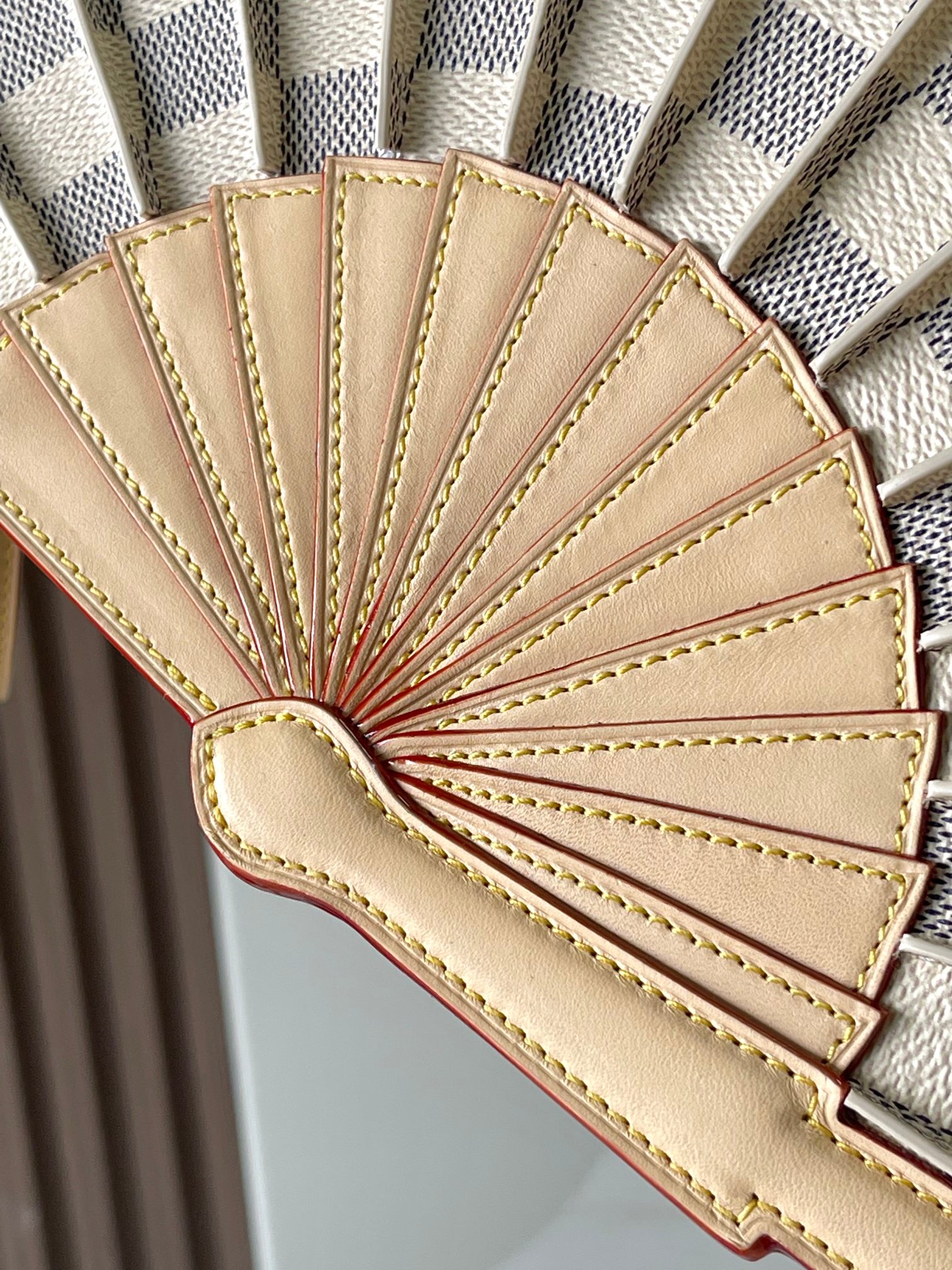 TOP Louis Vuitton LV Monogram Fan Handbag 19*6*37cm - White