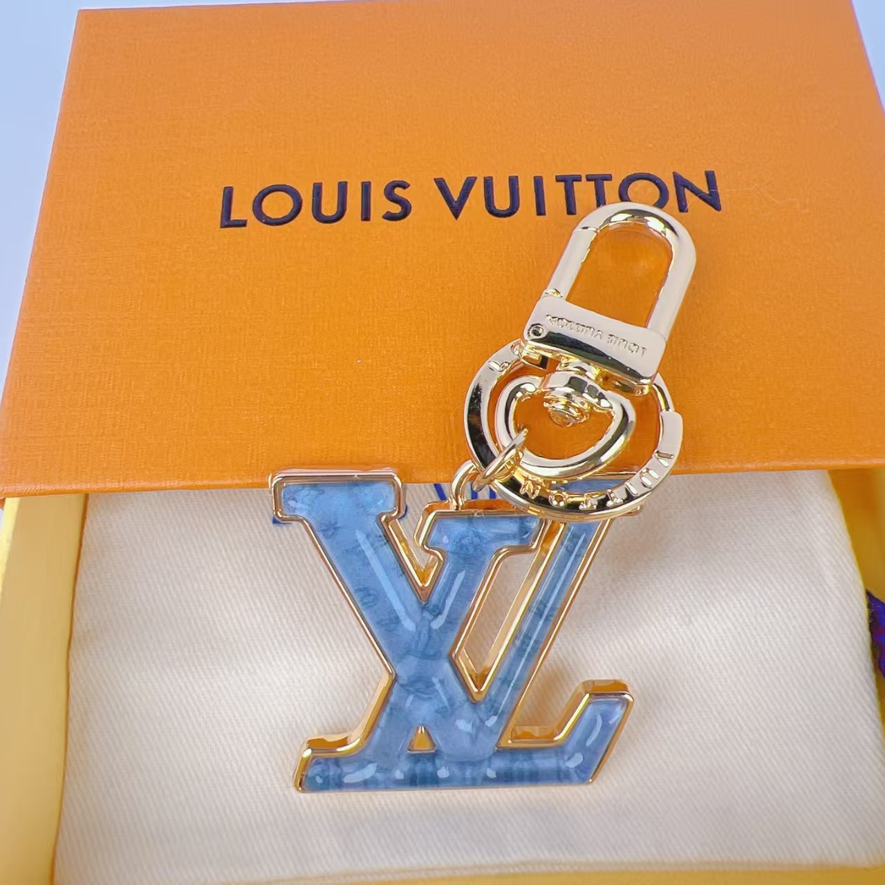 TOP Louis Vuitton LV  Key Chain  - Gold