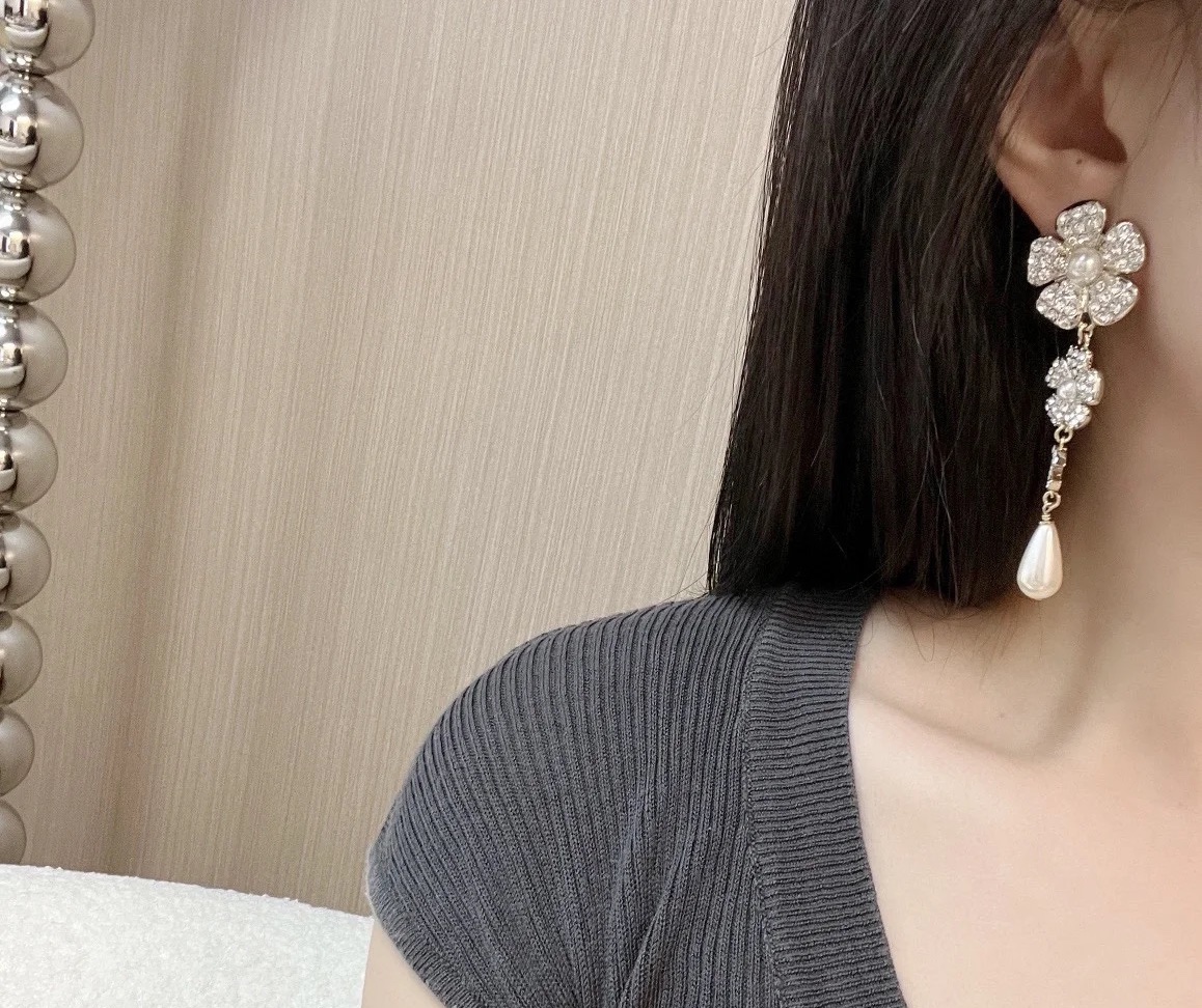 TOP CHANEL Flower Earrings