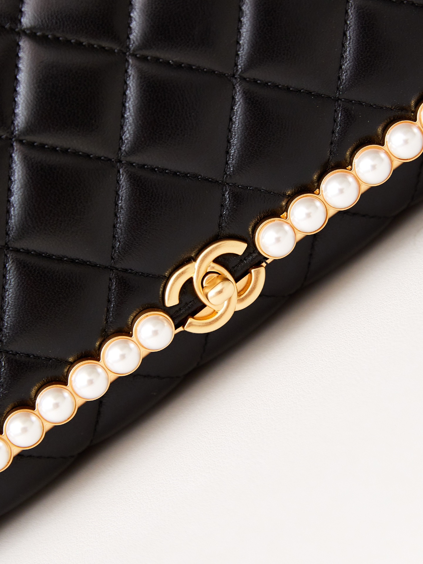 TOP CHANEL Pearl Buckle Hand Bag 15x30x4cm - Black