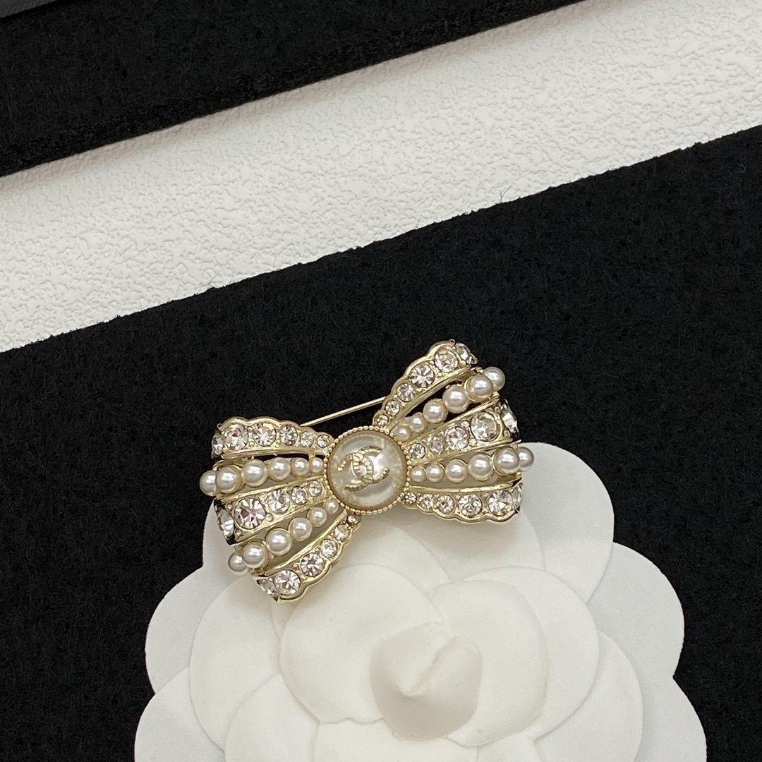 TOP CHANEL Bow Pearl Brooch - Gold