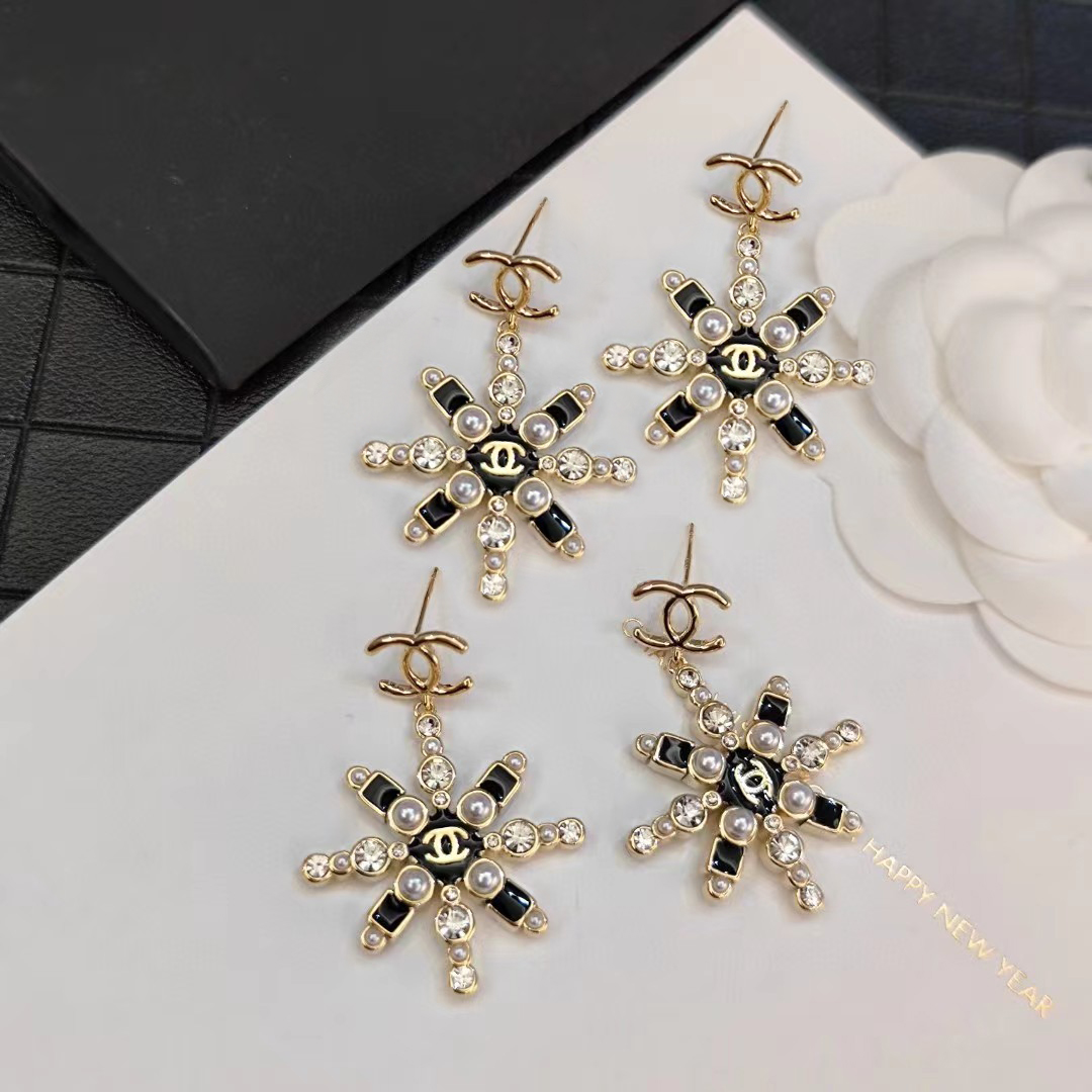 TOP CHANEL Sunflower Pearl Letters Earrings