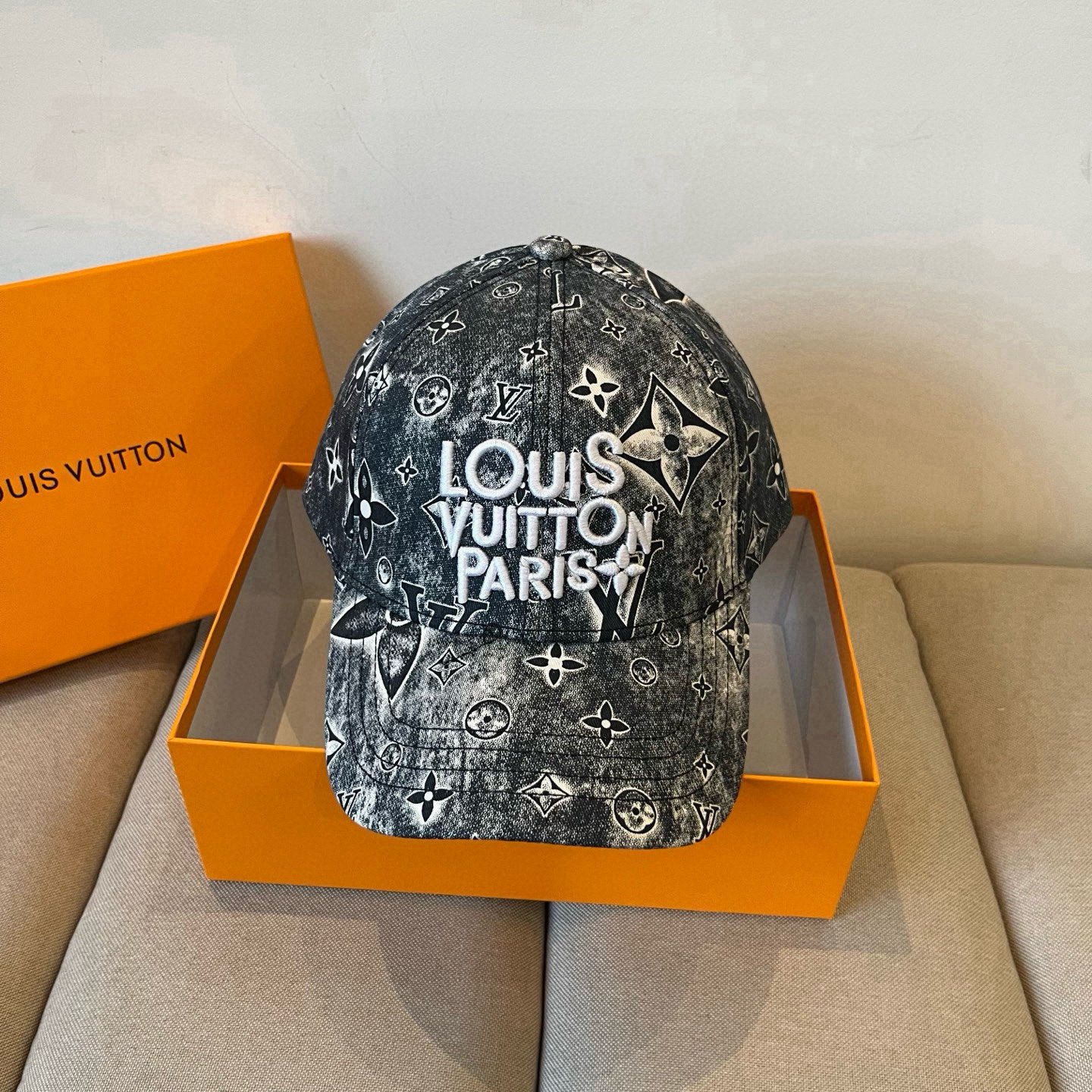 TOP Louis Vuitton LV Baseball Cap - Black