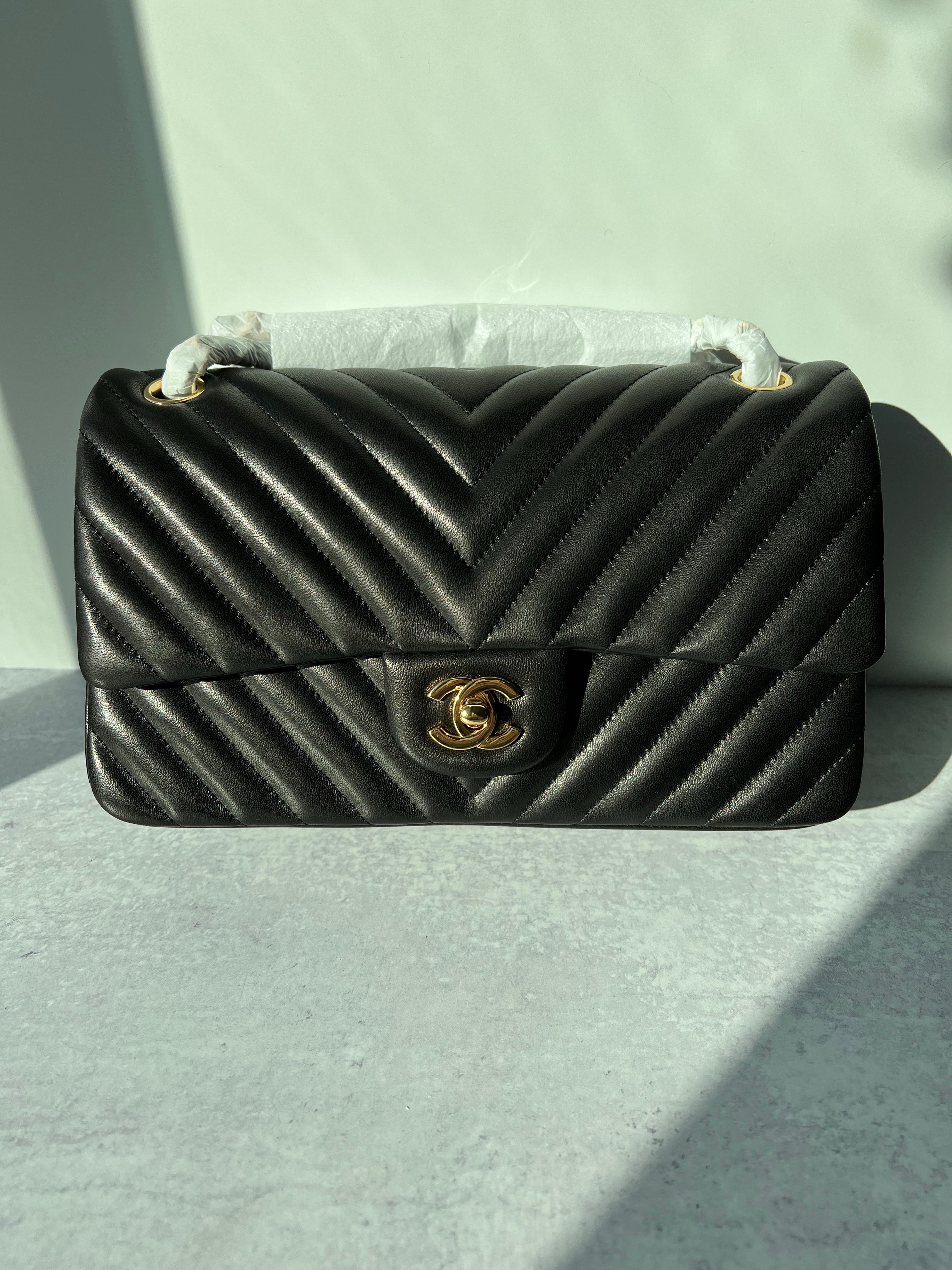 TOP CHANEL Classic Flap Bag Chevron Lambskin Medium 25.5cm – Black & GHW