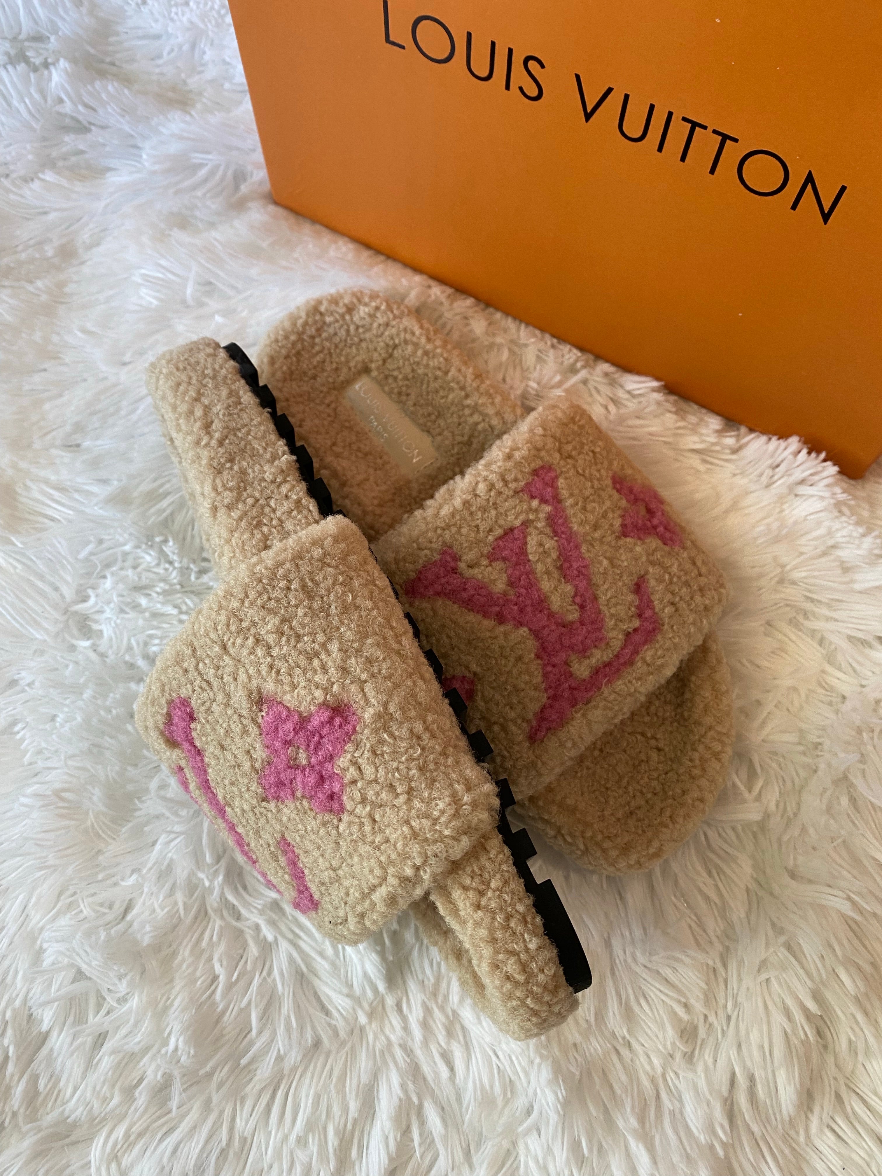 TOP Louis Vuitton LV £V Shearling Mules - Beige + Pink