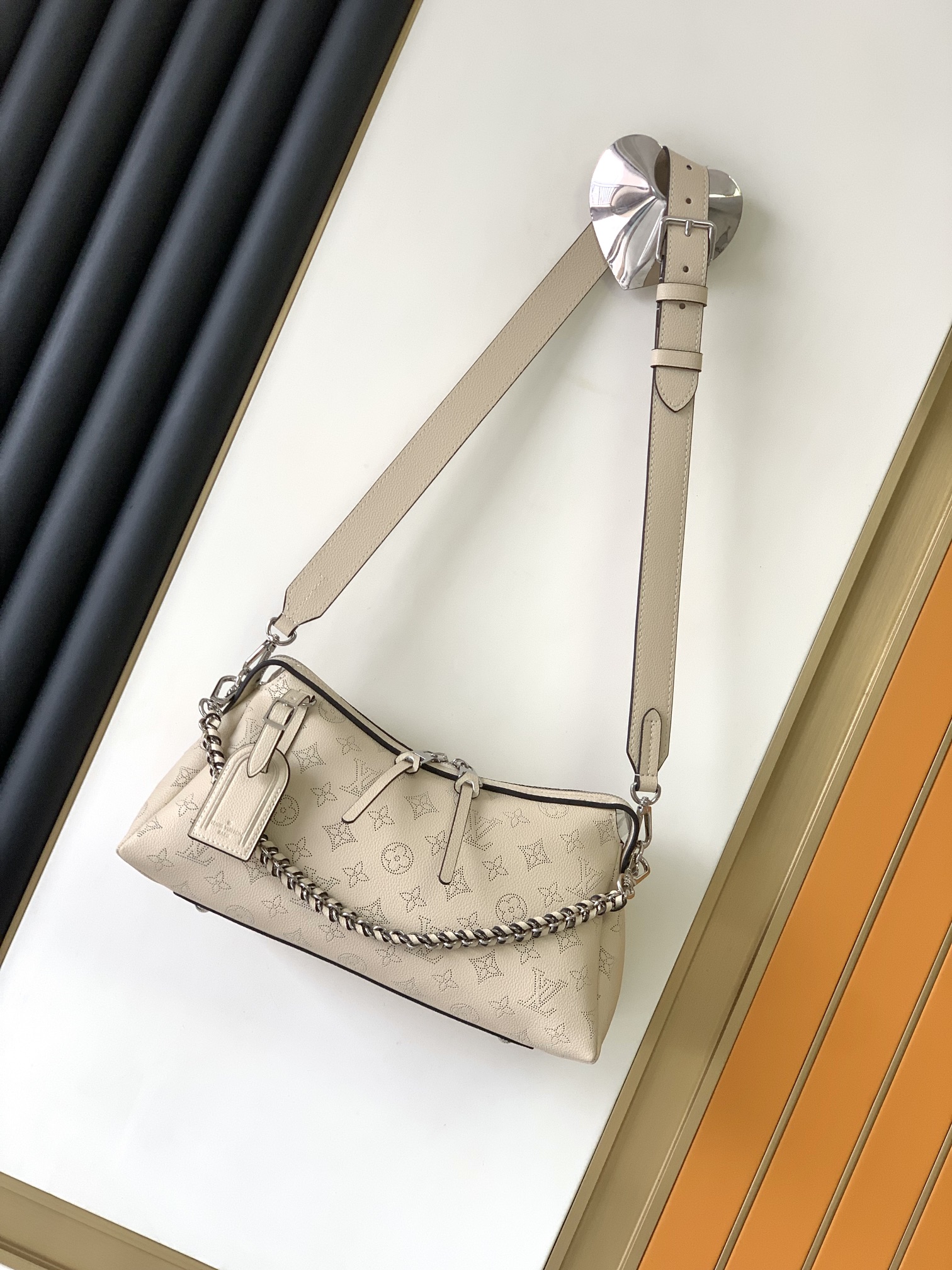 TOP Louis Vuitton LV Mahina Hand It All Small Handbag 29x18x13cm - 2 Colors