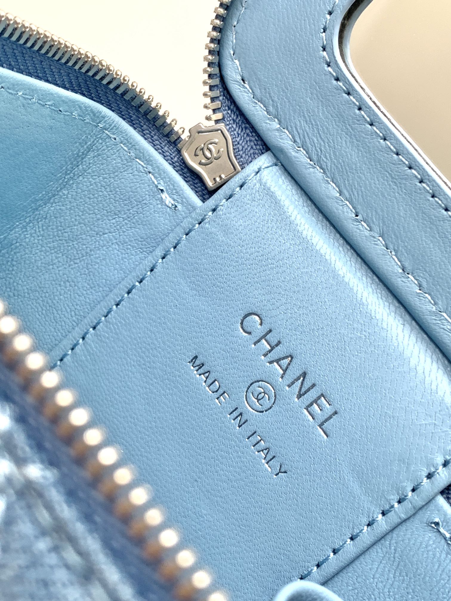 TOP CHANEL Vanity Case Denim with Heart Shape Adjustable Buckle 8.5x11x7cm/9.5x18x8cm - Blue