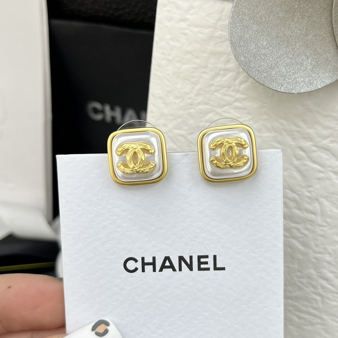 TOP CHANEL Logo Square pearls Stud Earrings