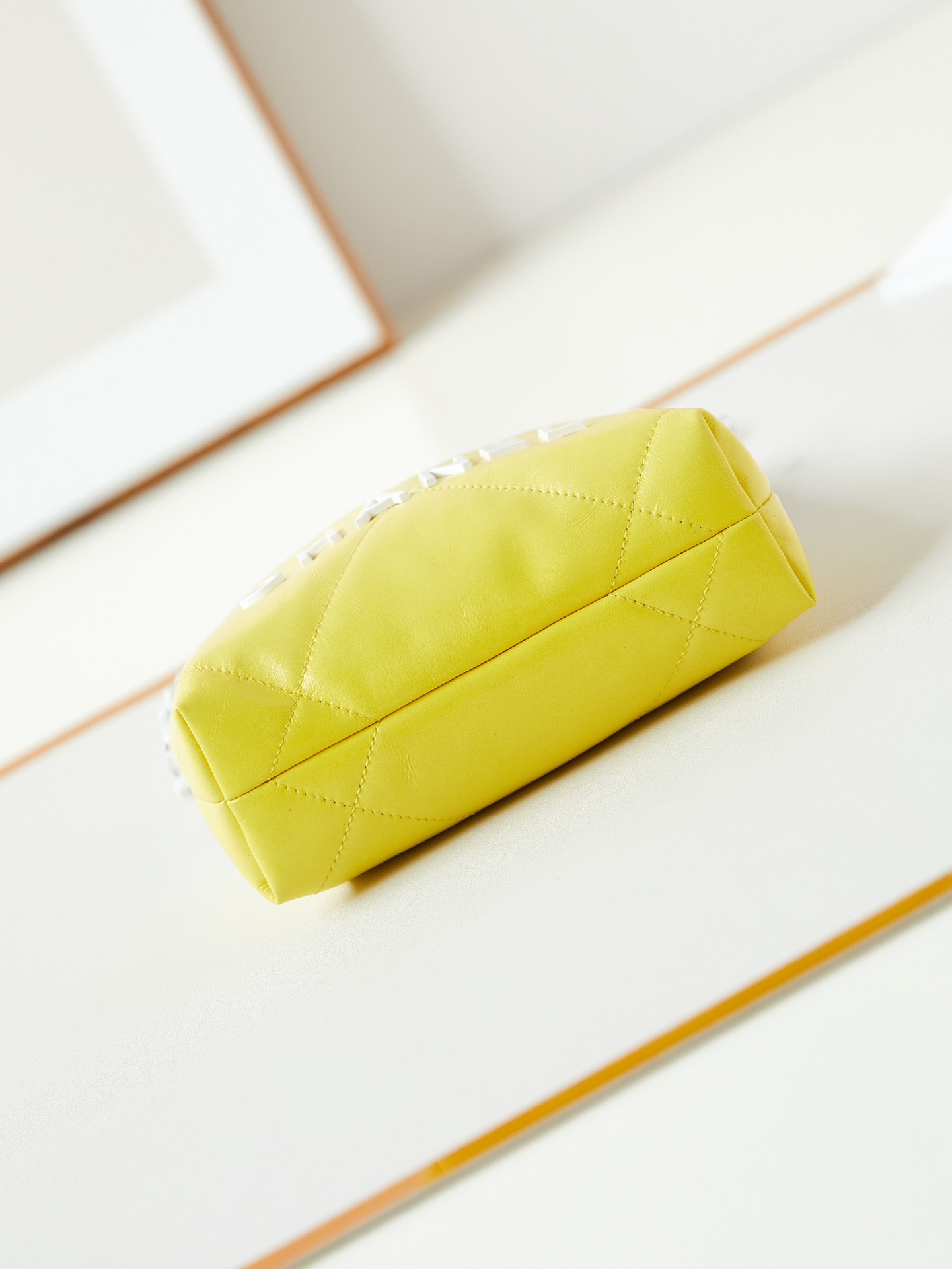 TOP CHANEL 24ss Mini 22 Bag 19x20x6cm - Yellow Paired With White