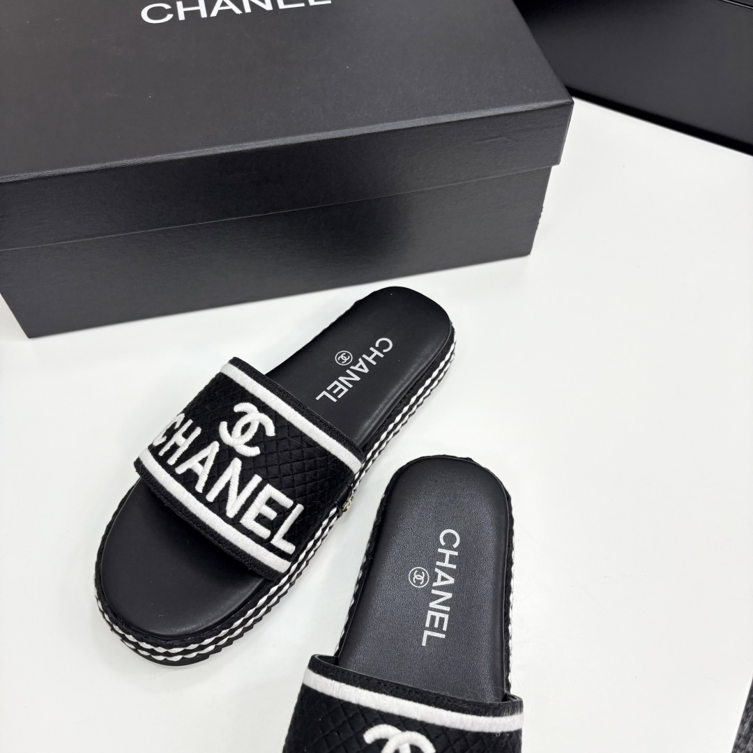 TOP CHANEL Slippers - Black