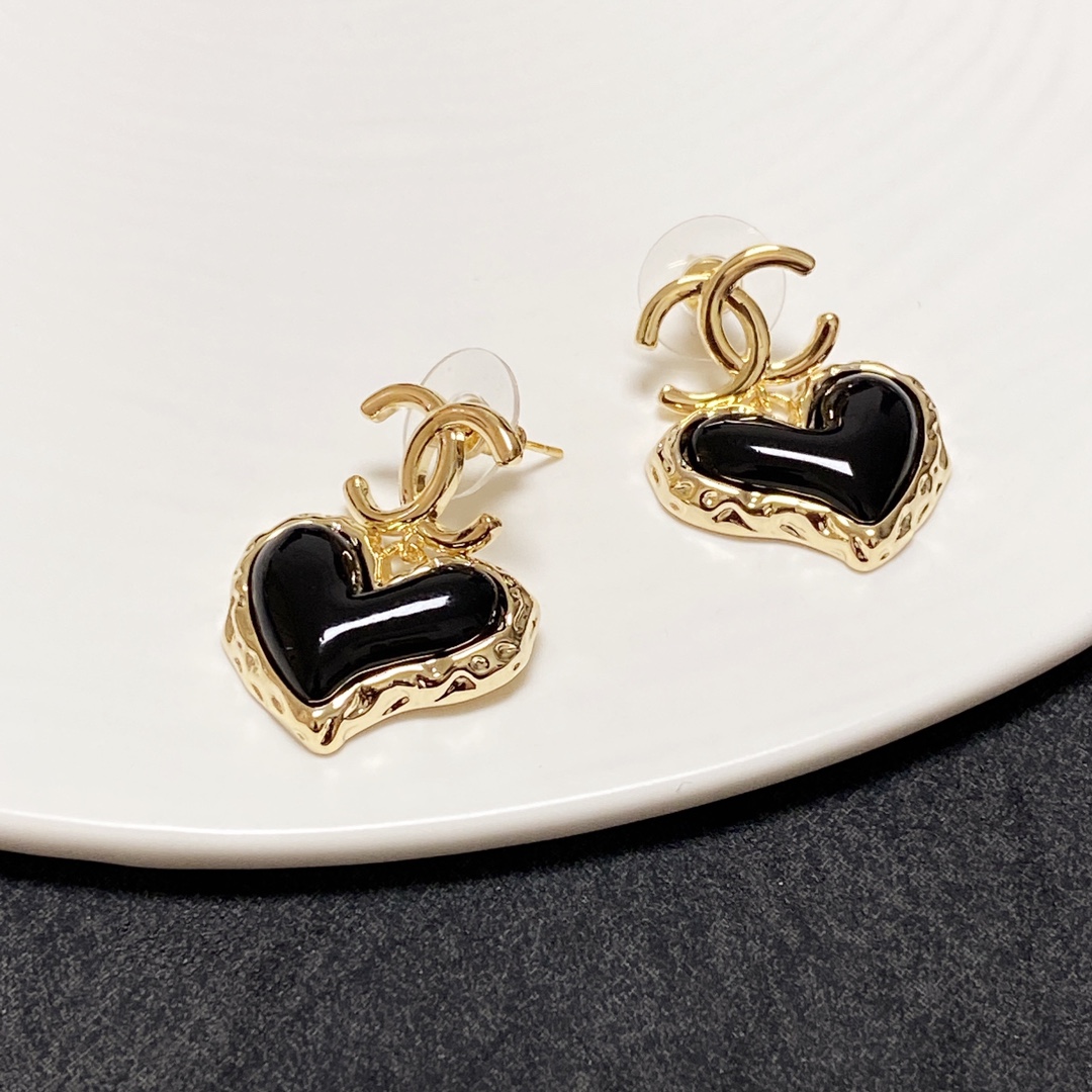 TOP CHANEL Classic Heart Stud Earrings - Black