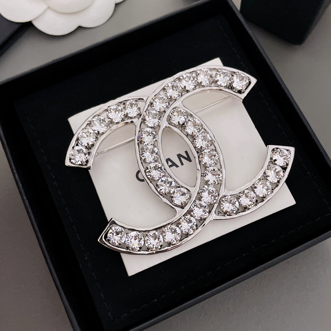 TOP CHANEL Double C Full Diamond Brooch