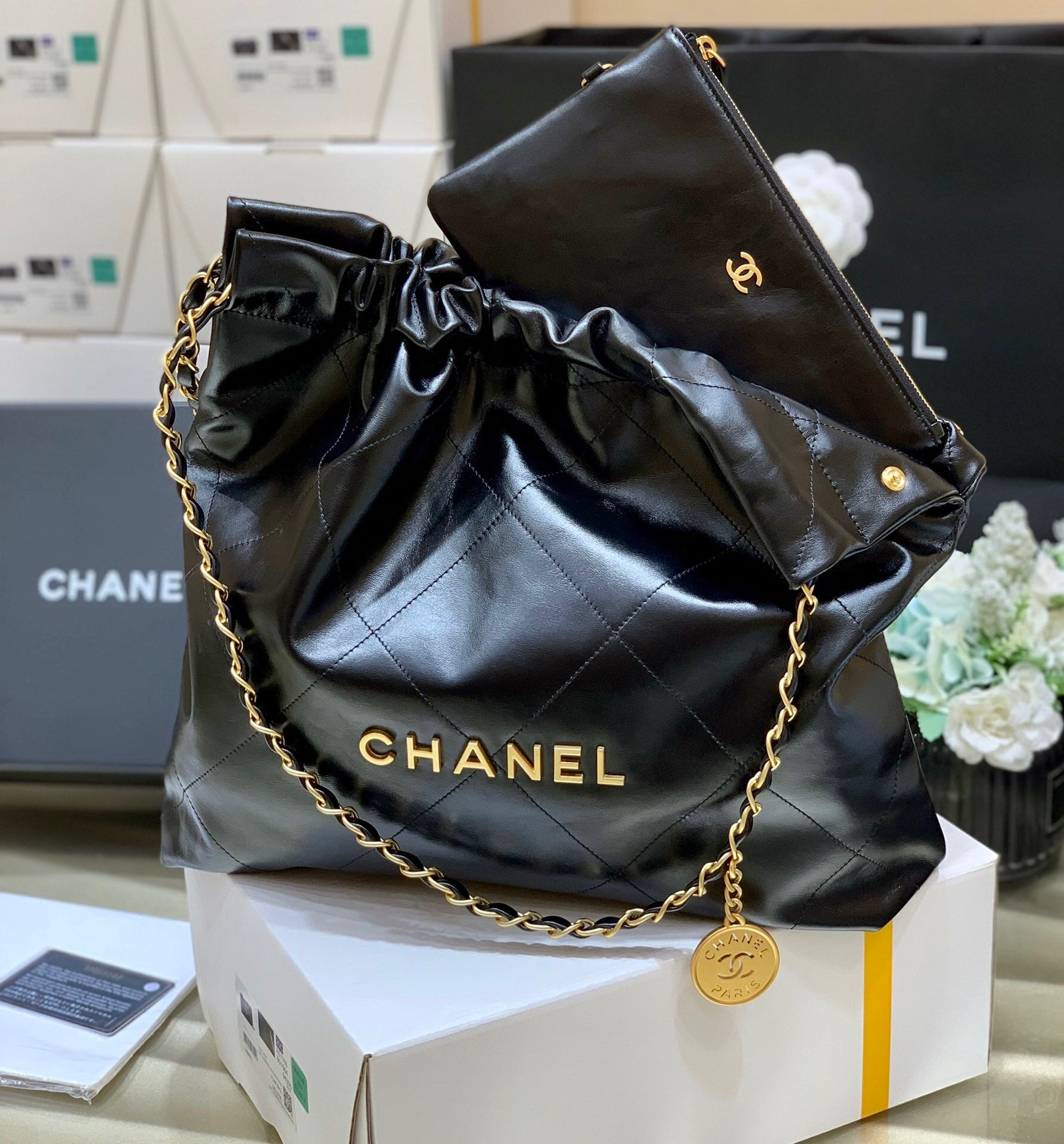 TOP CHANEL 22 Bag Small 35cm - Black & GHW
