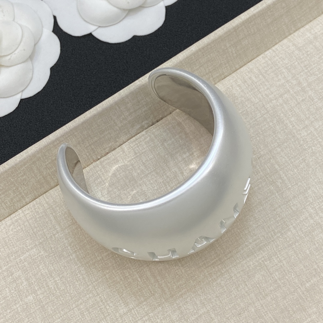 TOP CHANEL Bracelet - White