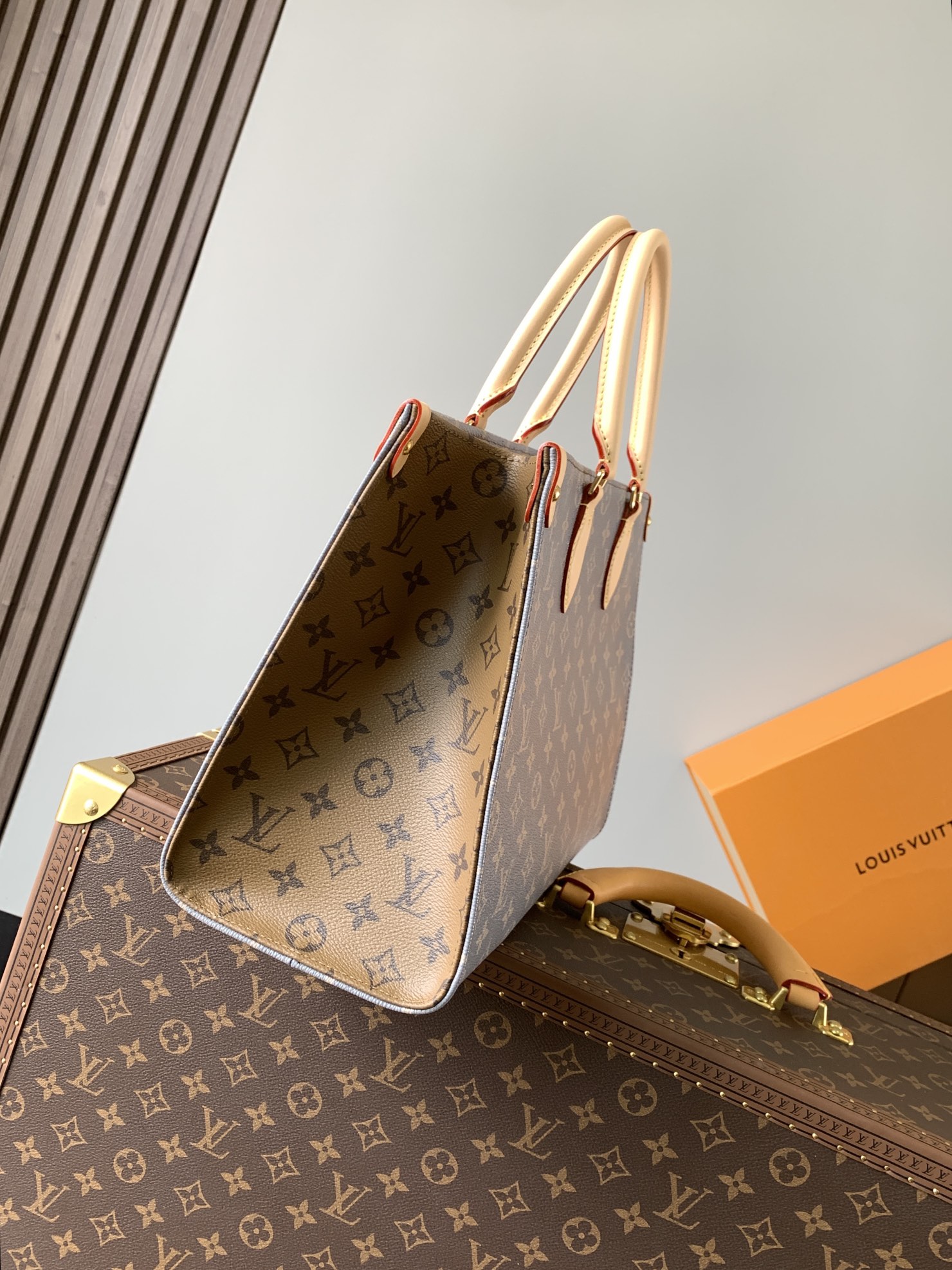 TOP Louis Vuitton LV On The Go MM 35x27x14cm - Gray