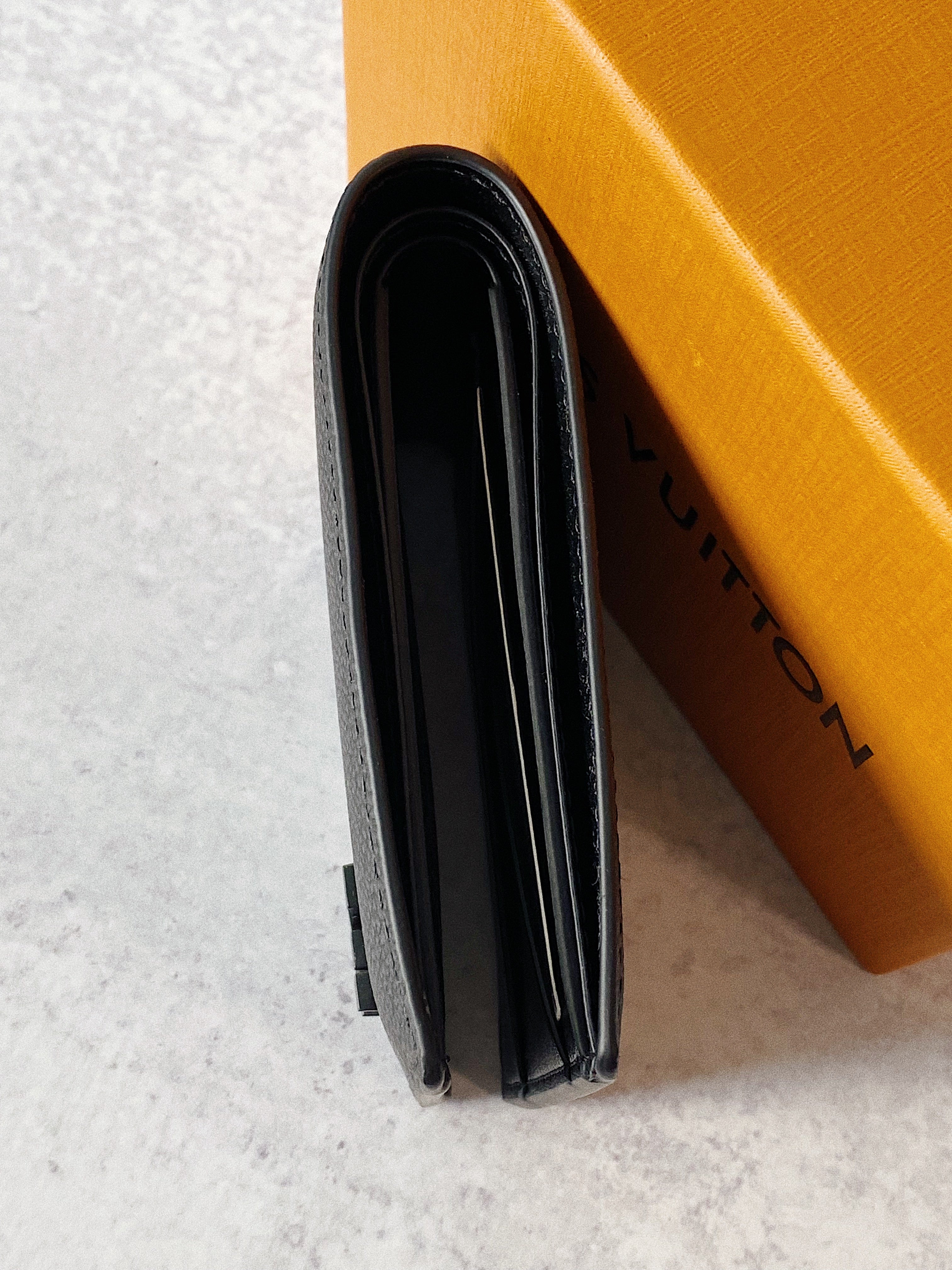 TOP Louis Vuitton LV L*V Plain Leather Logo Folding Men Wallet - Black