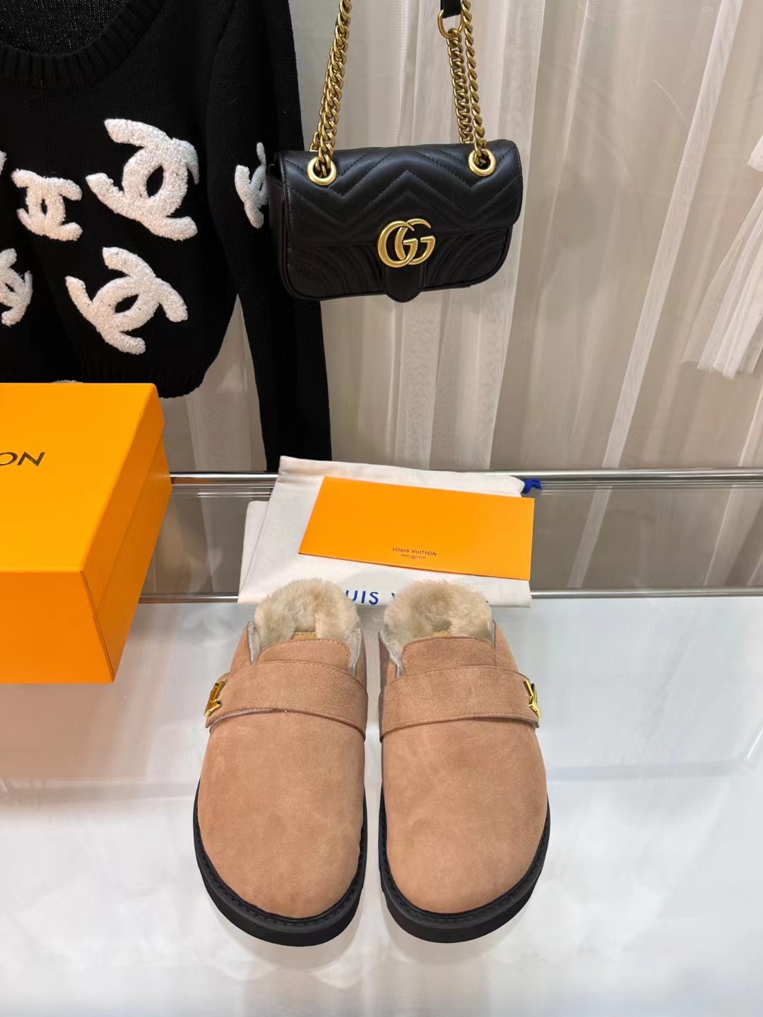 TOP Louis Vuitton LV Fur Slippers - 4 Colors