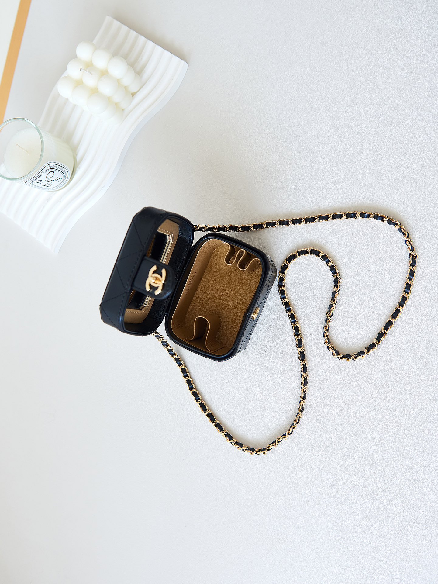 TOP CHANEL Small Makeup Box 9.5-10.5-7cm - Black