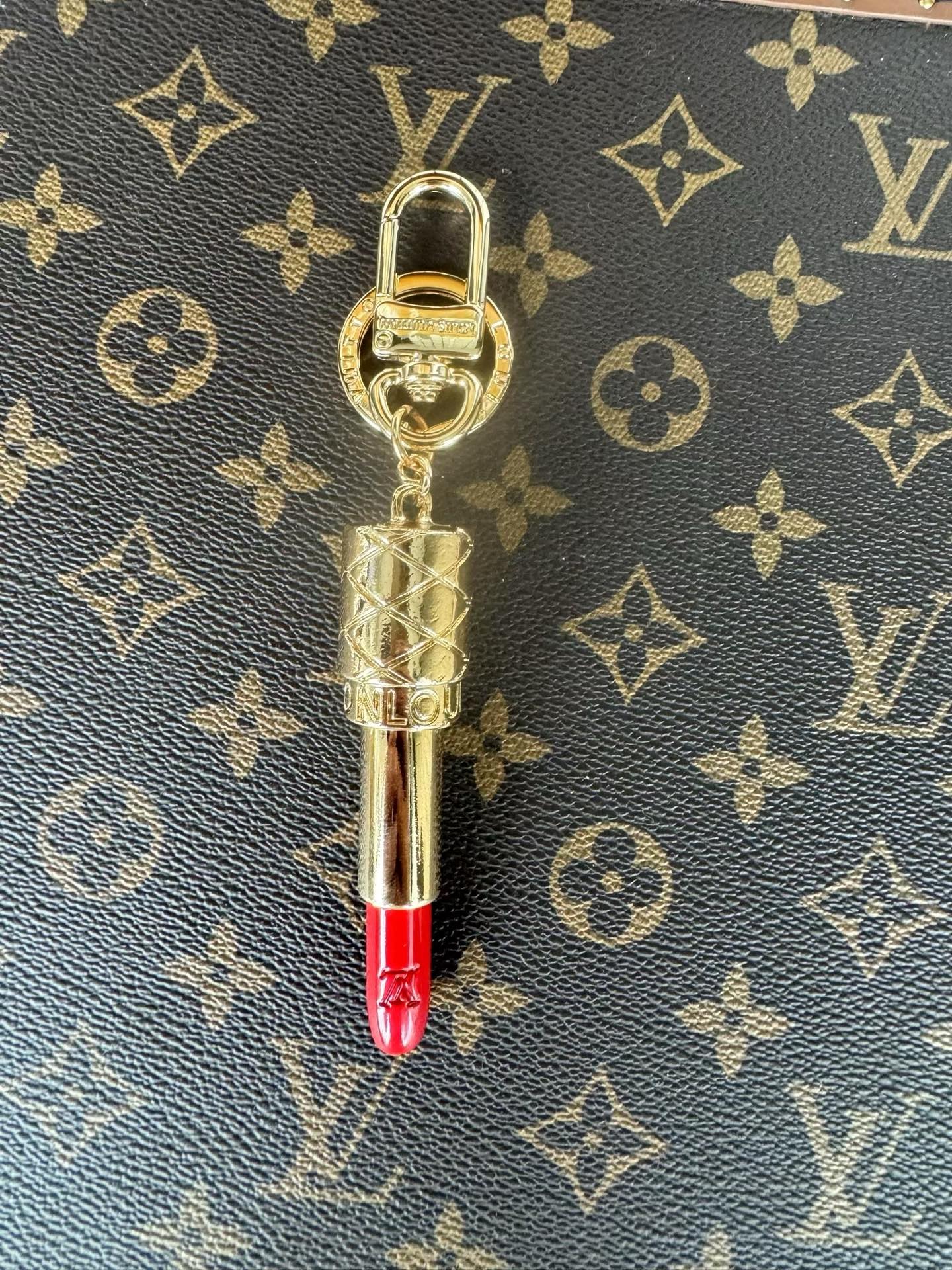 TOP Louis Vuitton LV Lipstick Key Chain  - Gold