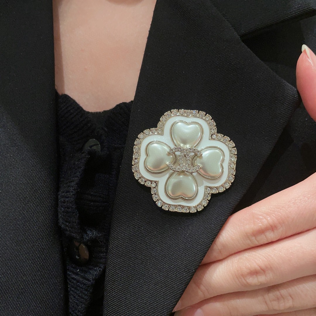TOP CHANEL  Brooch - White and Gold