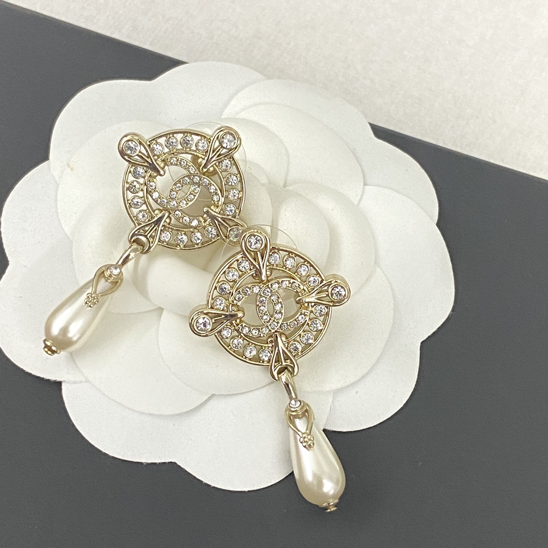 TOP CHANEL Pearl Dounble C Earrings