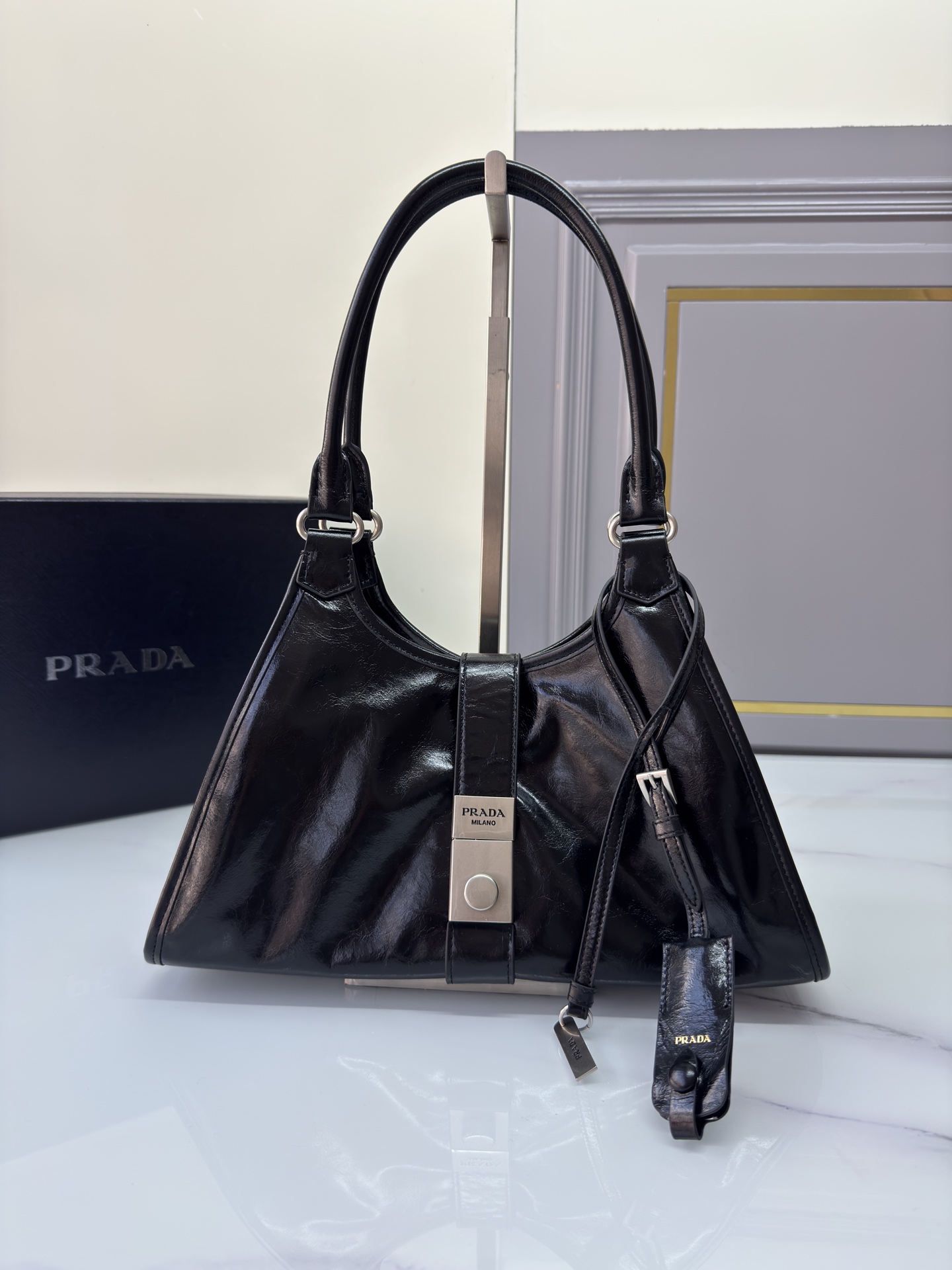 TOP PRADA Handbag Oil Wax 30.5x17.5x9cm - Black