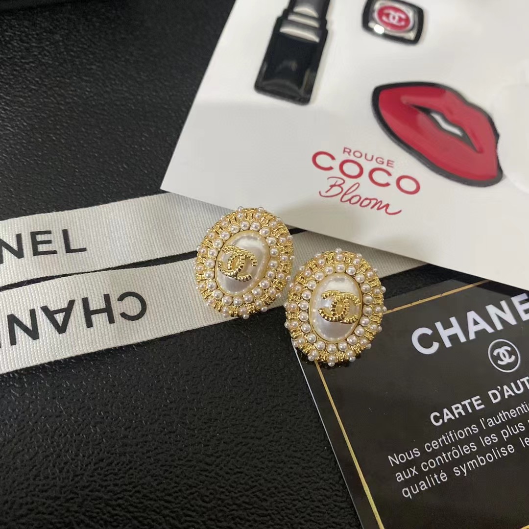 TOP CHANEL Stud Earrings