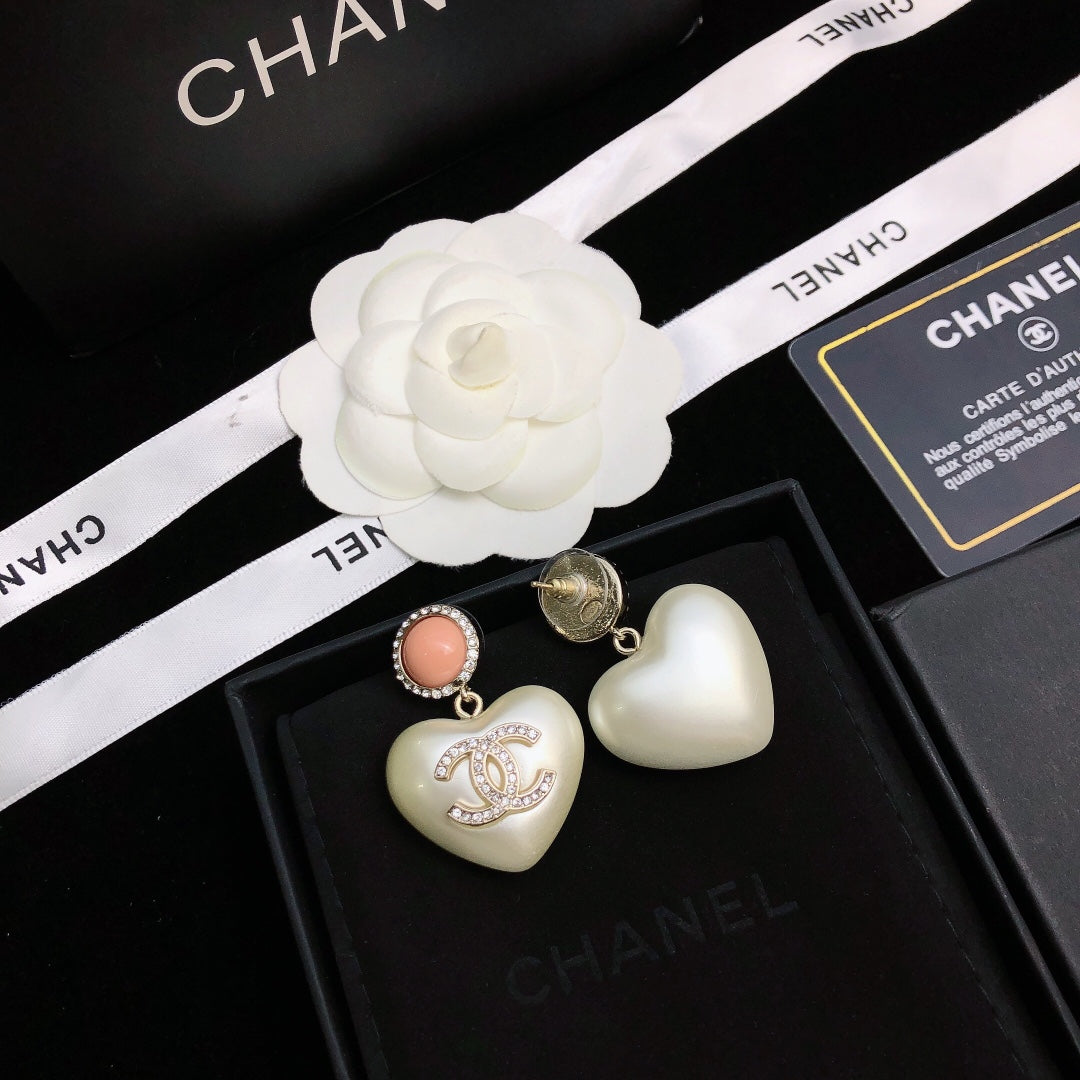 TOP CHANEL Hearts Pearls Gold Pink and White