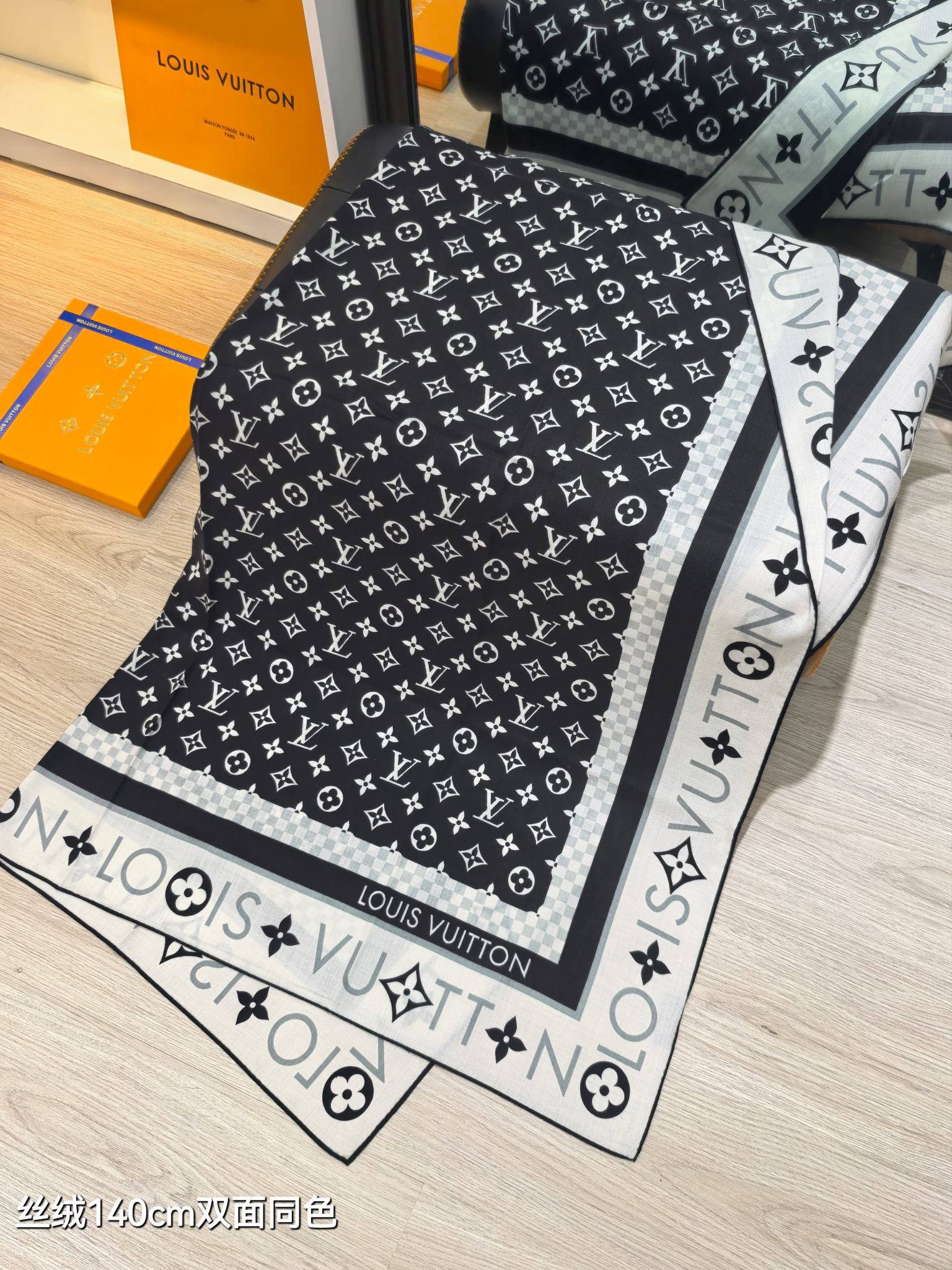 TOP Louis Vuitton LV Scarf  140x140cm - Black
