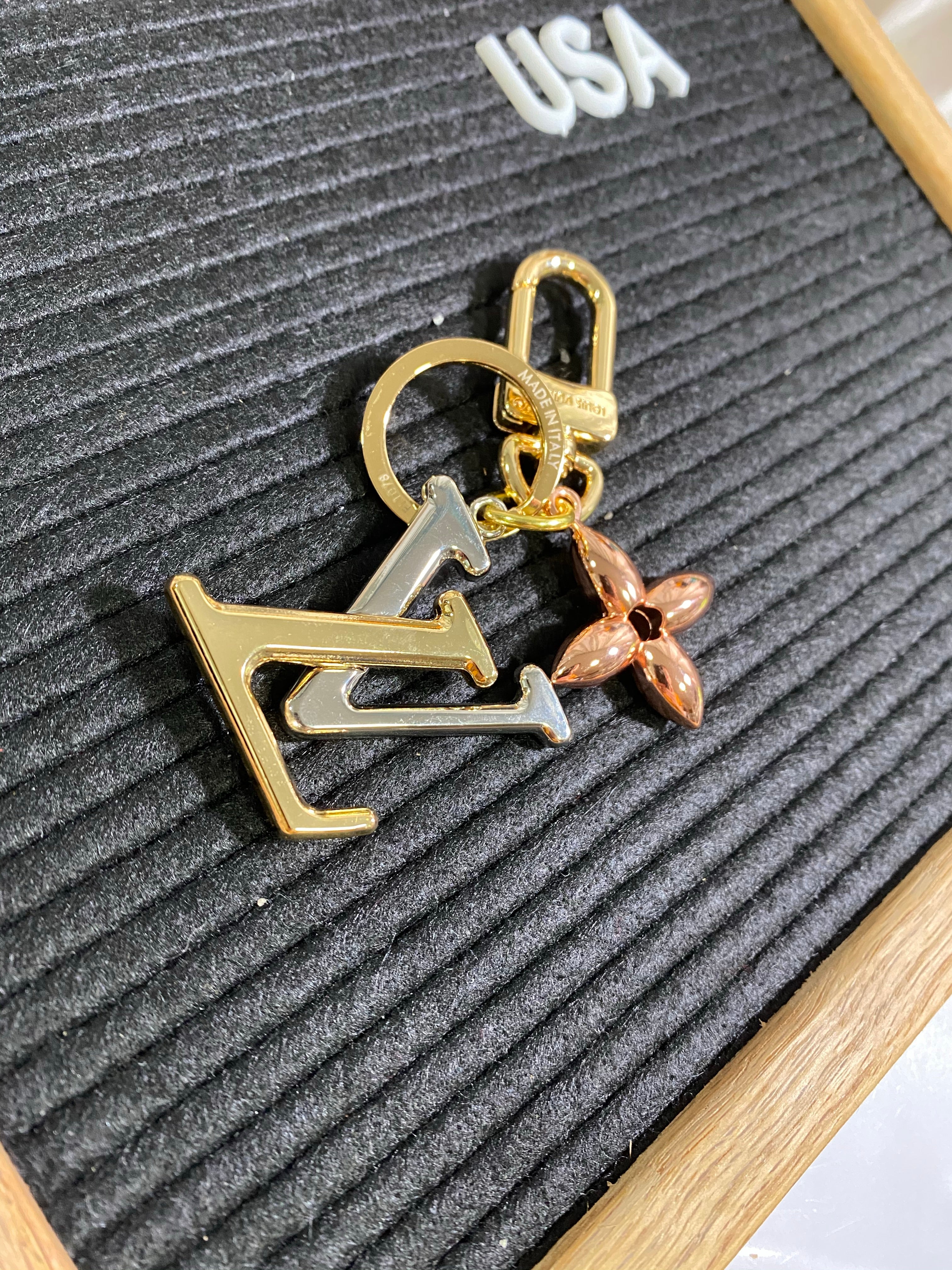TOP Louis Vuitton LV LV New Wave Bag Charm Key Holder