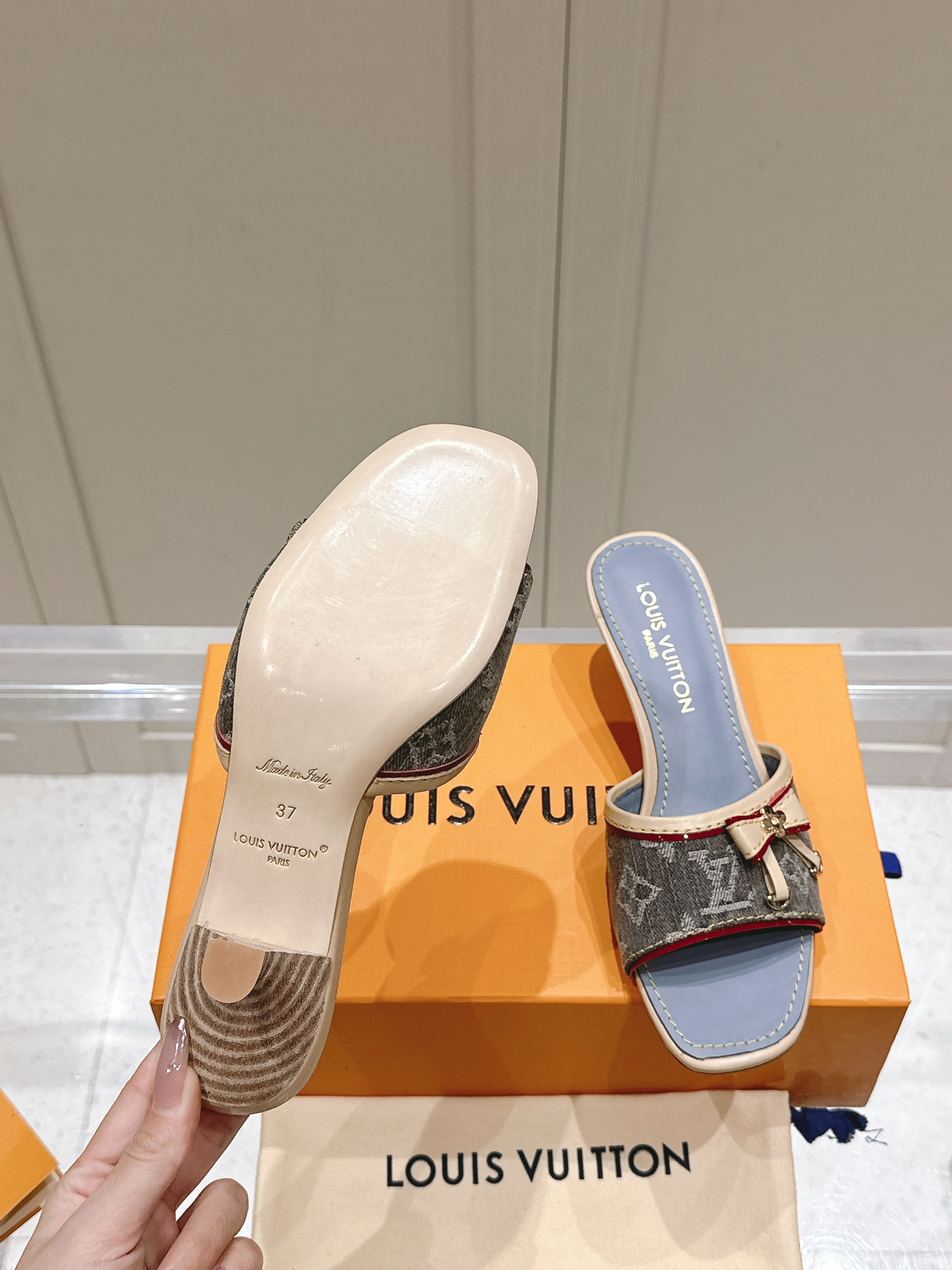 TOP Louis Vuitton LV L*V Flat Slippers - 3 Colour