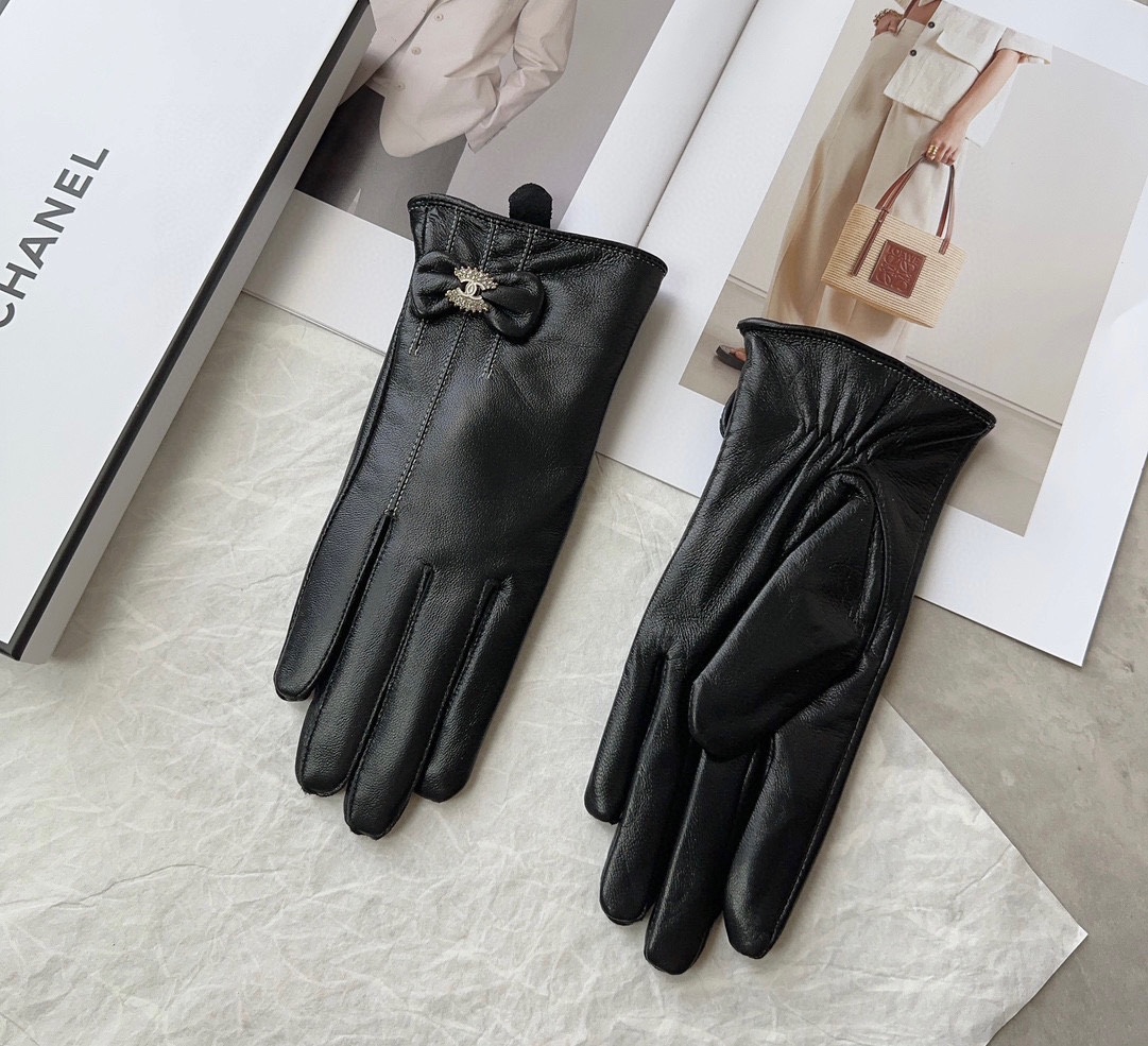 TOP CHANEL  First Grade Sheepskin Women's Gloves - Black