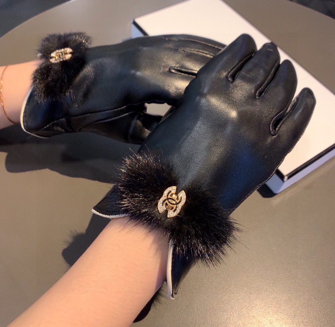 TOP CHANEL Gloves - Black